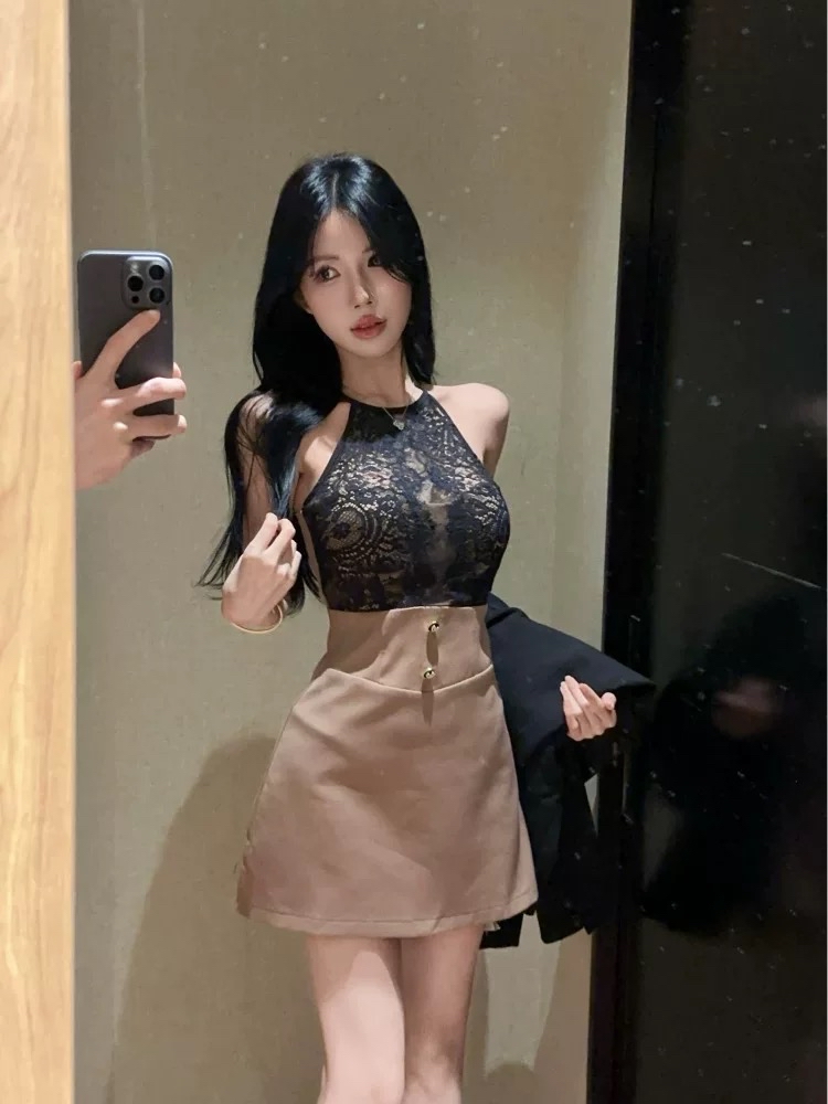 優雅蕾絲上衣搭配連結裝飾迷你裙