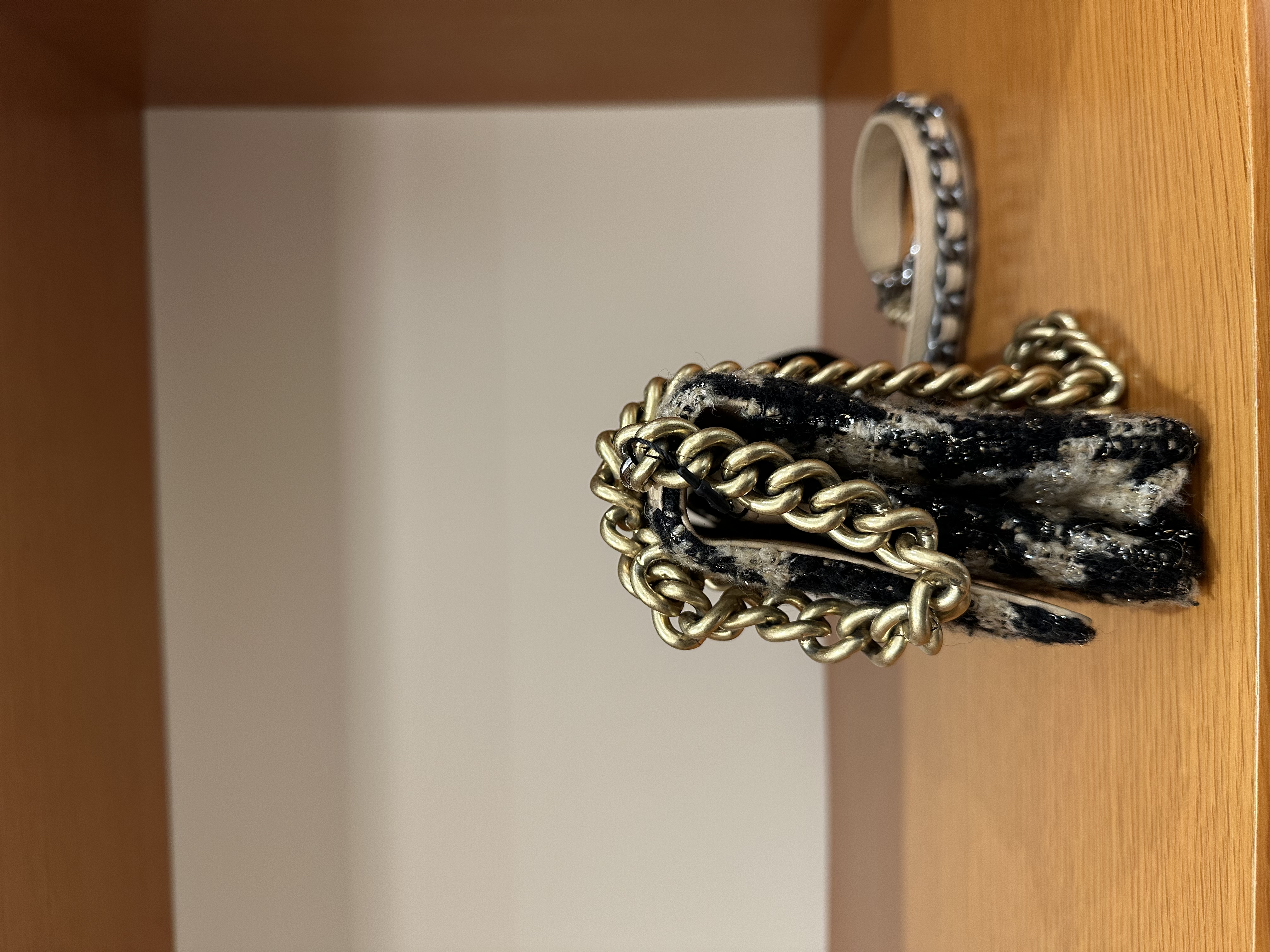 Pre-Owned CHANEL 19 Houndstooth Tweed Wallet on Chain bag / Product Code: 26042901