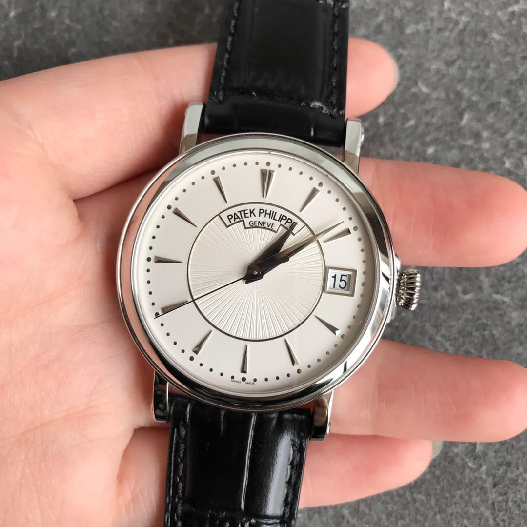 百达翡丽古典5153系列⚜️ 腕表尺寸38mmX10mm 1.表壳打磨：为了追求正品温润如玉的效果，ZF制表师精磨细造，慢工出细活。 2.防尘盖与壳体的衔接机制，有媲美带正品一样的清脆手感。 3.刻度和指针，采用最新的贵金属电镀工艺处理，效果更上一层楼。 4.“锅盖型”微凸蓝宝表镜，版型与正品一致，效果通透，辨时清晰。 5.贵金属钢印立体规范，清晰生动！ 【引领一体机时代】采用定制版Cal.324一体机——更薄，更稳，更像。最重要的是仿真度直线上升了。 【表带】经典意大利小牛皮表带，纹路清晰，质感好。搭配圈市面最顶级的百达翡丽灯笼表扣，通用原装无压力。