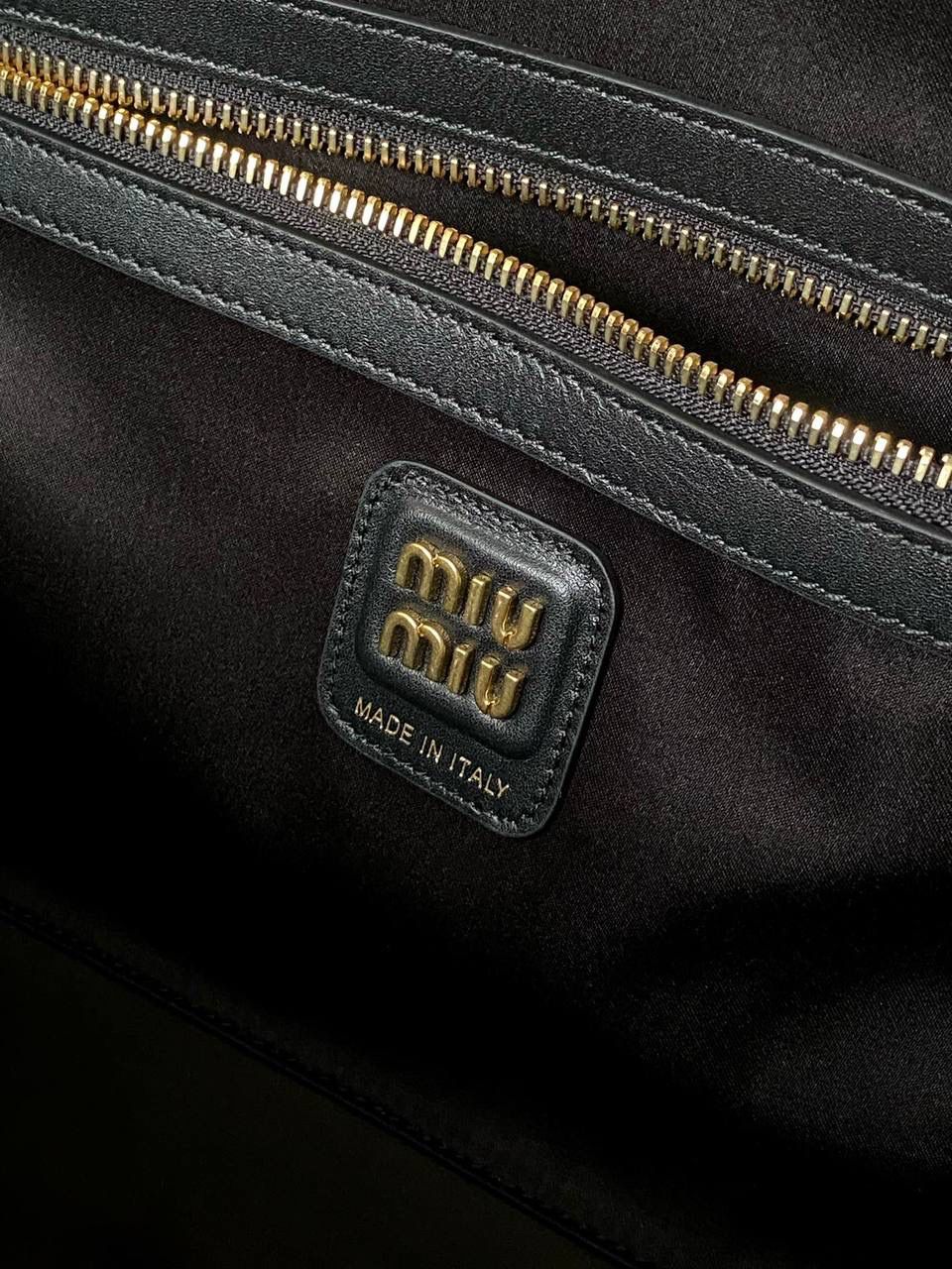 🈶漆皮黑 𝗠𝗶𝘂𝗠𝗶𝘂公文包| 新面料来啦 漆皮色泽光亮自然饱满～ 皮面透着的皱纹仿佛湖面上的水波纹 无论是视觉还是手感，质感都很绝！ 34×23×10cm #F0020m