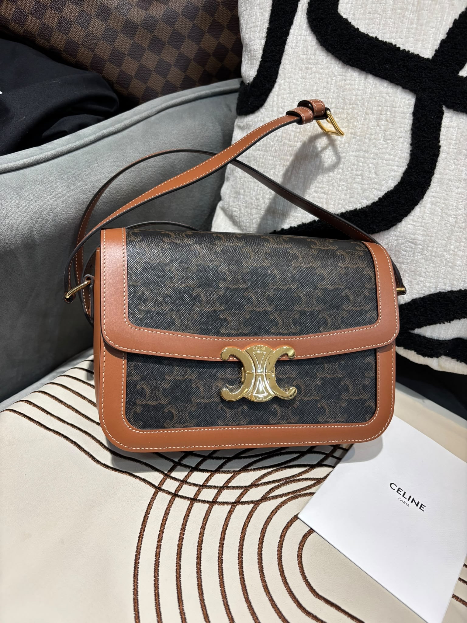 全新 Celine TRIOMPHE classic medium, 凱旋門金扣box,100%Authentic,brand new 全新 ✅專門店收據✅Dust bag ✅Box
