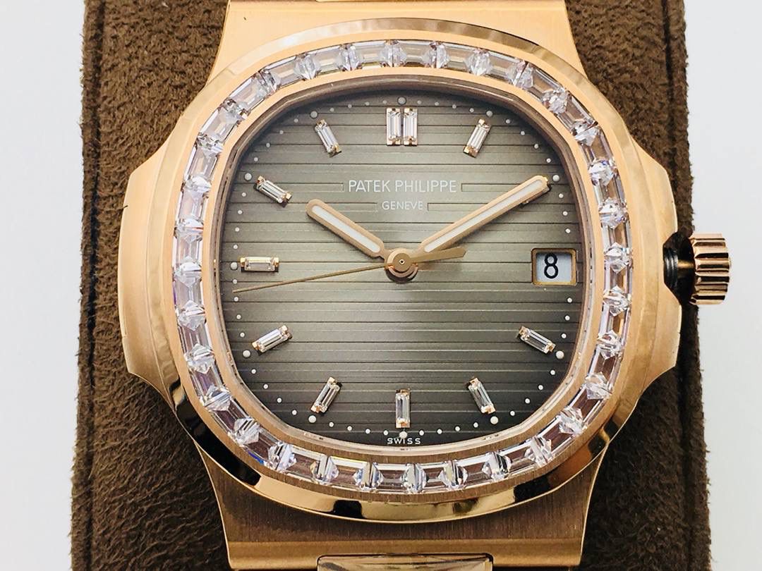 百达 翡丽 璀璨方钻亮相了[色]第一款真正意义上的超级鹦鹉螺，震撼来袭！ 1⃣️全新修正的不锈钢表带，铰链部分根据真正的百达 翡丽鹦鹉螺不锈钢表带拆解开发，和正品一致的贴合效果，逆袭之前所有副本！ 2⃣️铰链开合角度和正品一致，锁毕声音和正品相同！ 3⃣️重点指出此次V4版的面盘在采用与真品一致的覆荧光涂层金质立体时标，特别突出的“蓝魅”面无限接近原版！ 4⃣️机芯方面是全新订制的修正版的一体芯Cal.324机芯，是目前唯一做到机芯的钢印与正品一样的雕刻工艺。