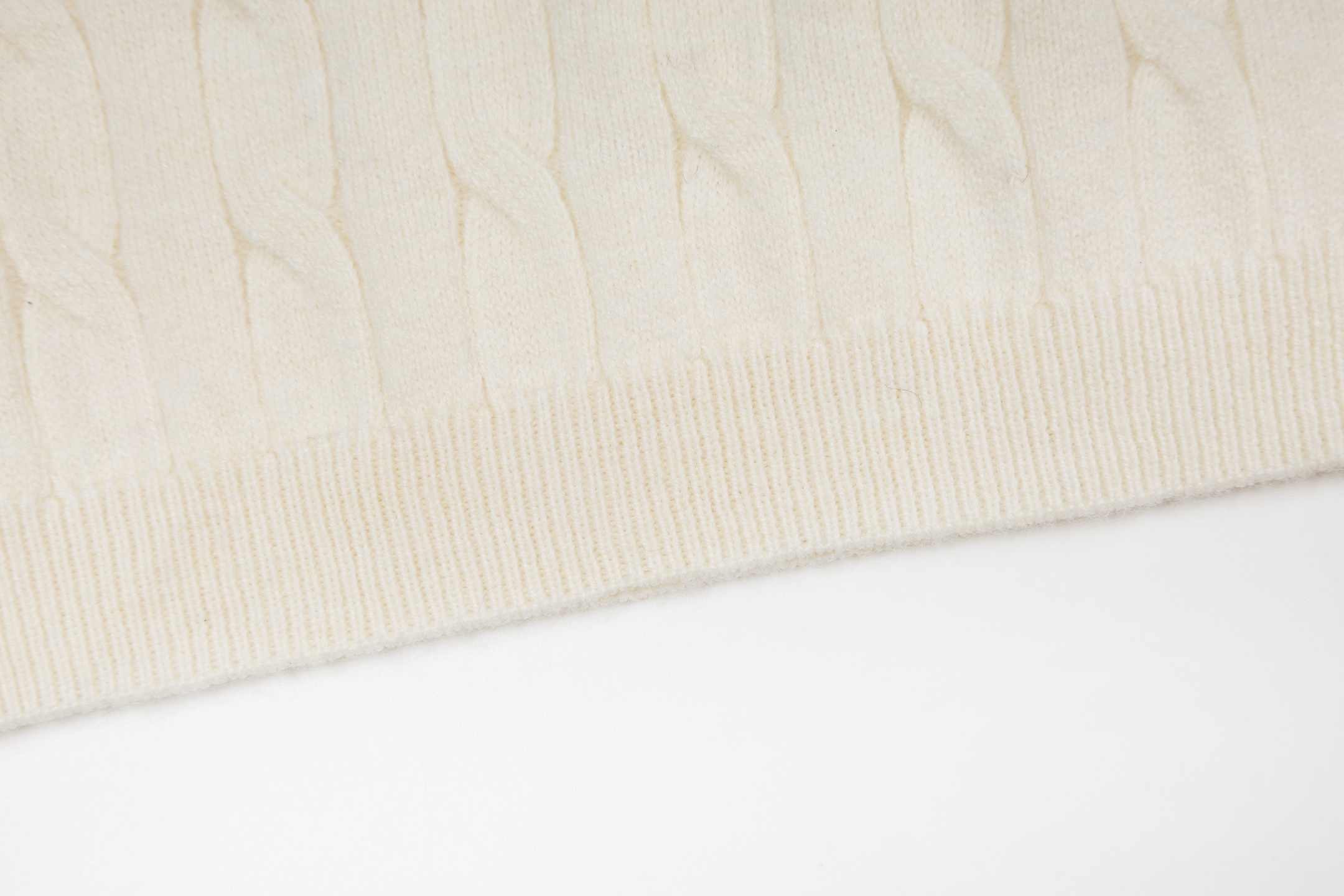 Mardi Mercredi Flower Embroidery Cable Short Sleeve Knit