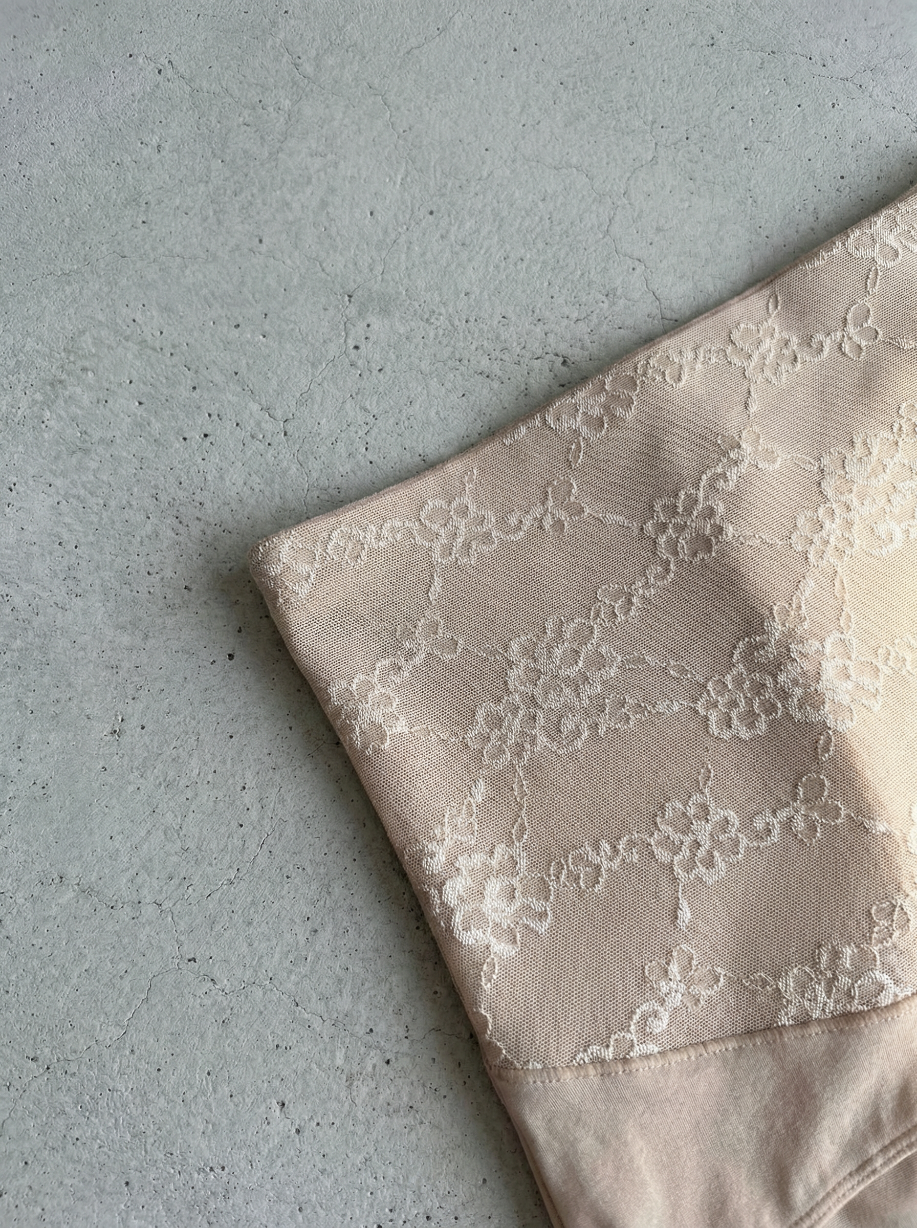 蕾絲花卉內衣及高腰塑身褲套裝