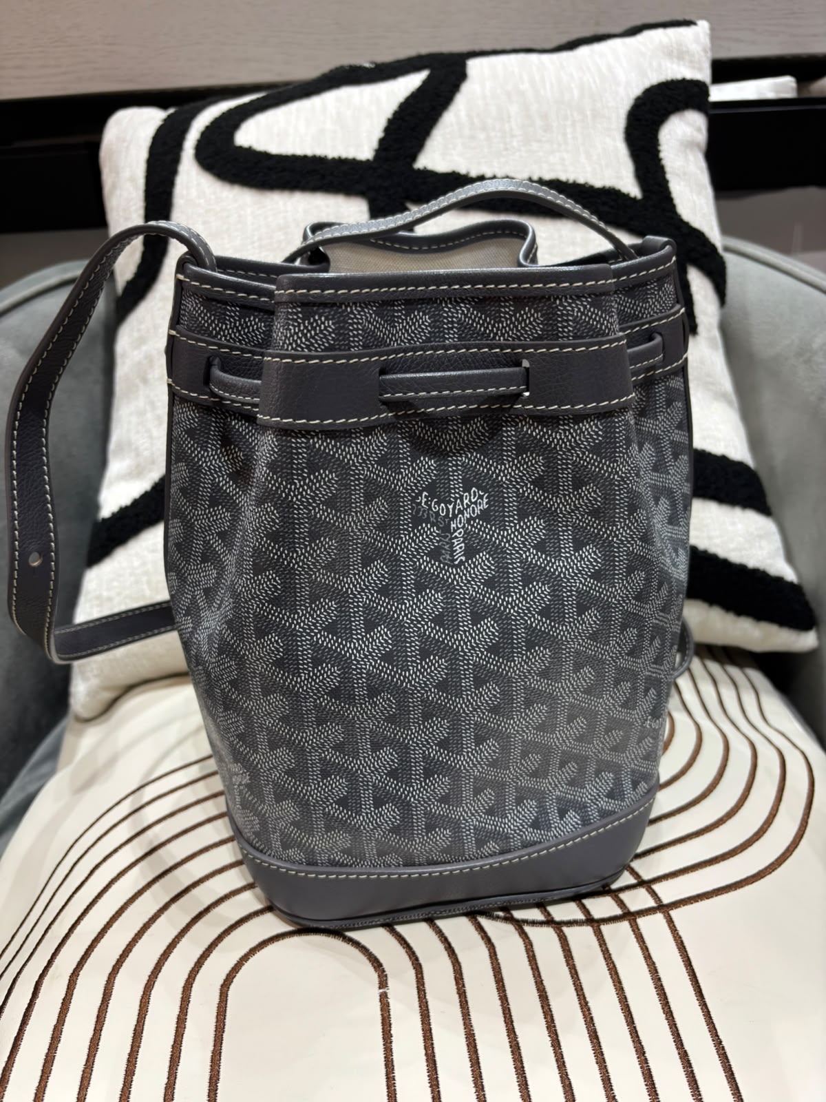 Goyard Petit flot Bucket Bag grey  100%Authentic, 98%new ✅收據✅booklet ✅Dust bag 