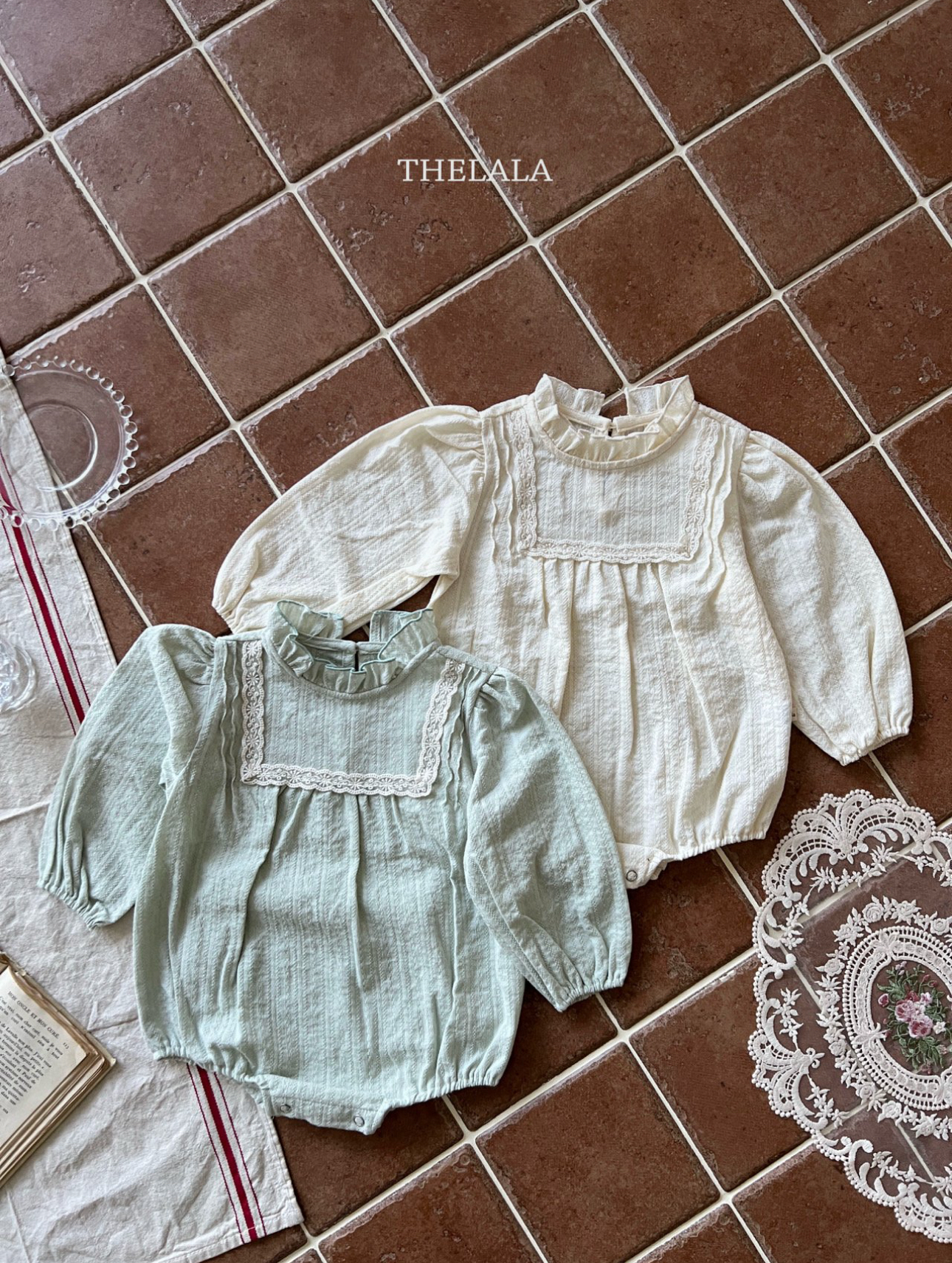 🌸預訂 韓國直送🌸🇰🇷THELALA兩色蕾絲花邊領長袖包屁衣