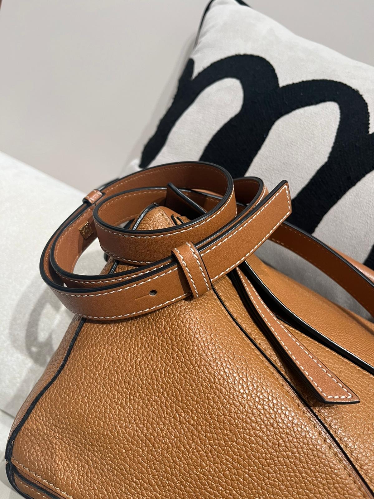 Loewe Puzzle Small Tan Calfskin 100%Authentic, 98%New ✅Tap✅Booklet✅Dust bag