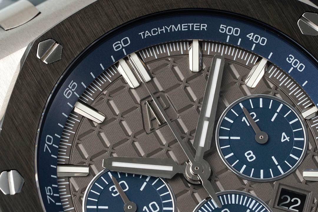 独家开发爱彼皇家橡树离岸系列26420，购入原装1.1打造💯全表采用德国最新cnc技术，每个细节都同步原装，表带表扣通用原装技术实现快拆技术可同原装互换，字面采用最新款纵横格纹面，上手霸气豪华，机芯使用最强丹东机芯外观复刻原装4401机芯实现正面反面与原装难分雌雄。首批数量有限先到先得。首批颜色分别为，1，玫瑰金熊猫眼，2，最火沙漠黄烟熏盘，3，经典蓝盘白眼，4灰盘蓝眼睛，5，经典百搭白熊猫。