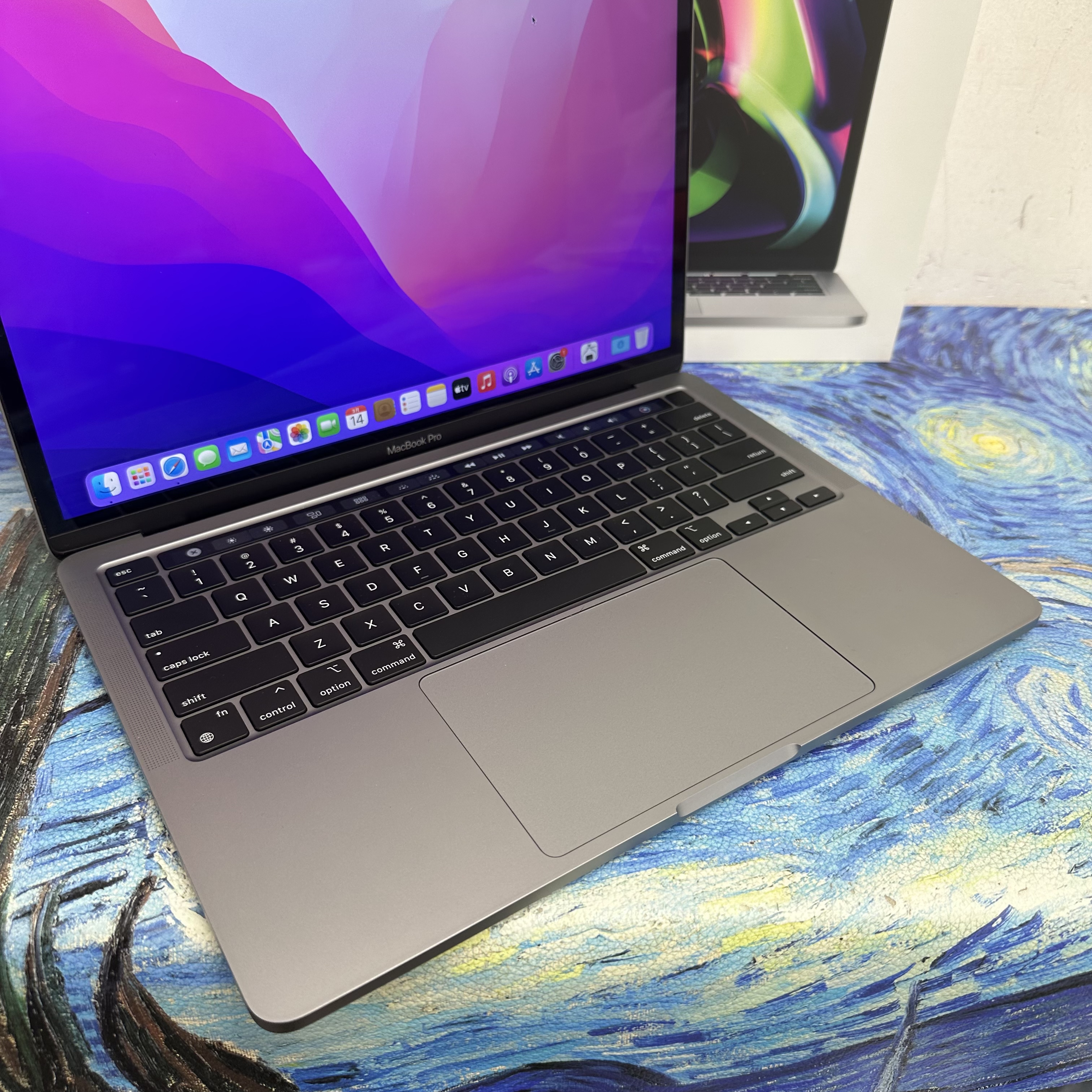 (M2 CPU MacBook Pro🔥）Apple MacBook Pro/APPLE Retina/M2 CPU/8GB Ram/512GB SSD/Touch ID/Touch Bar/13.3吋Mon/ Laptop / Notebook /文書機/ Movie / Netflix / Disney+ /