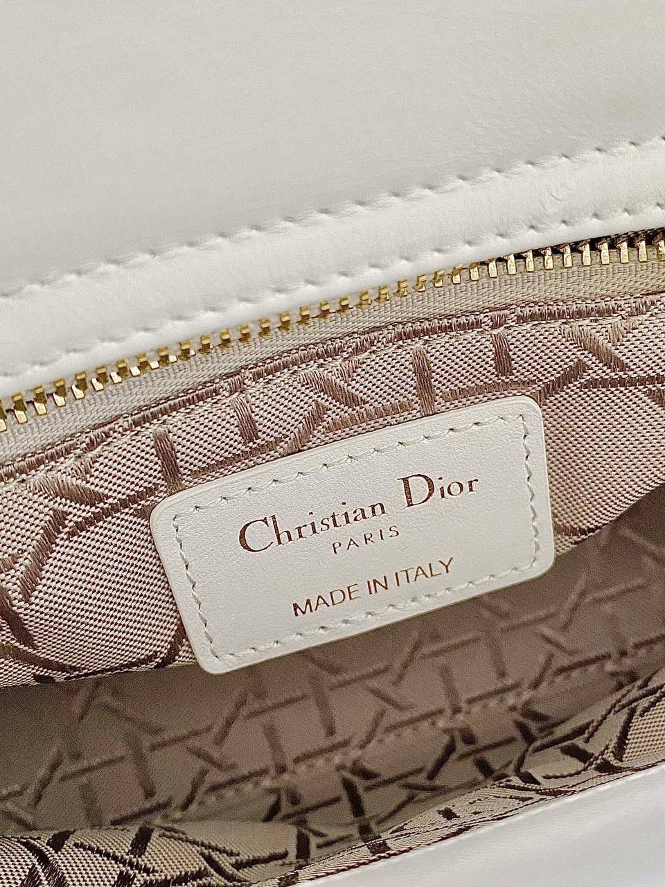 白金🎀𝗗𝗜𝗢𝗥 𝗟𝗮𝗱𝘆羊皮三格金扣🌟 女生必须要拥有的一只经典款 一年四季爆卖，老客每天都在补单 细腻柔软质感不是国内皮可以比的 进口原厂羊皮➕全钢五金，终极版 （标配两条肩带） size：17cm