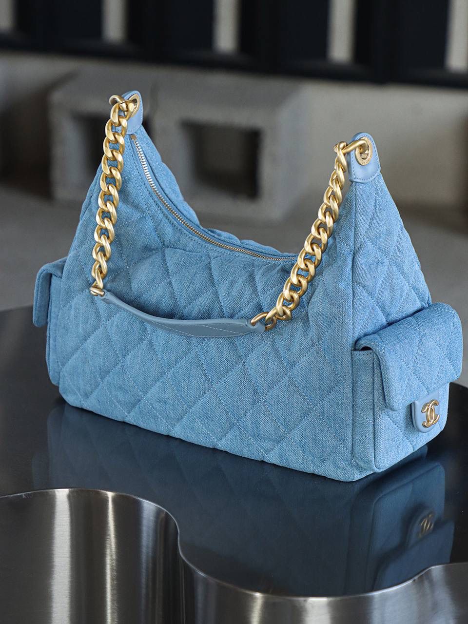 25C Hobo丹宁牛仔大號雙肩包鑒定版👜 一包一碼 支持全球鑒定查驗身份證原廠專G Fashion Art意大利過關清單資料可査詢 25C這一季人氣王者hobo丹寧牛仔，低飽和度牛仔淺藍，超級養眼，可甜可颯！ Jennie同款火到出圈，不管是簡約設搭配還是精緻小女人，都能瞬間提升整體的時髦度！ 五金：厚镀24K复古金 皮料：意大利Fashion Art牛仔 尺寸：27*35*18cm