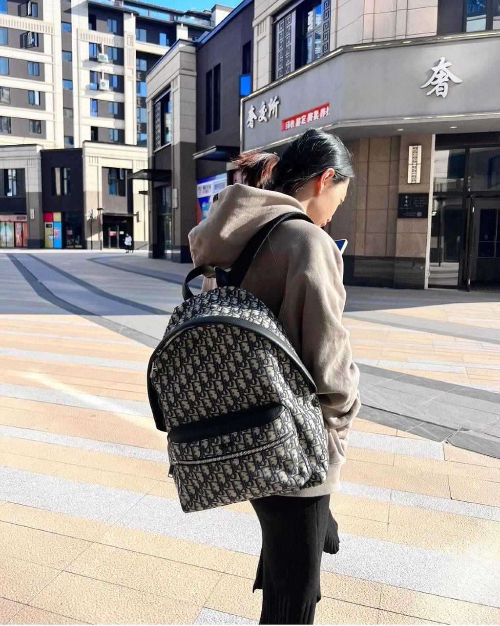 🈶老花蓝，大号（最新版本） 𝗗𝗜𝗢𝗥 𝗢𝗯𝗹𝗶𝗾𝘂𝗲 老花双肩包 热度依旧不减的经典款，几乎人手一只 自重非常轻盈，是你旅途中的最佳伴侣 小号：29×12×32cm #6613m 大号：30×15×42cm #6611m