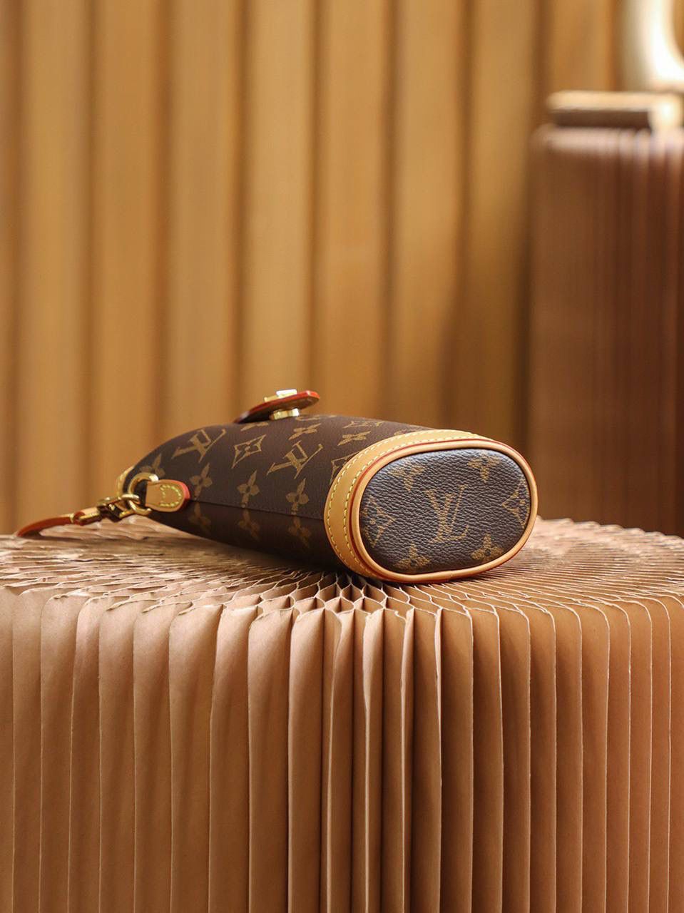 LV Fold Me 手拿包 👜✨ 特级原厂 · 老花 📏 尺寸：14.5 × 18 × 6.5 cm Fold Me 是小巧可爱的款～ 包型是长方形加椭圆设计，大家都叫它 Mini 薯条包 🍟 折叠式磁扣设计，开合很方便～ 可以当手拿包，也可以肩背 / 斜挎，复古又好看 💕 包包小小一个，但颜值真的很高 😍