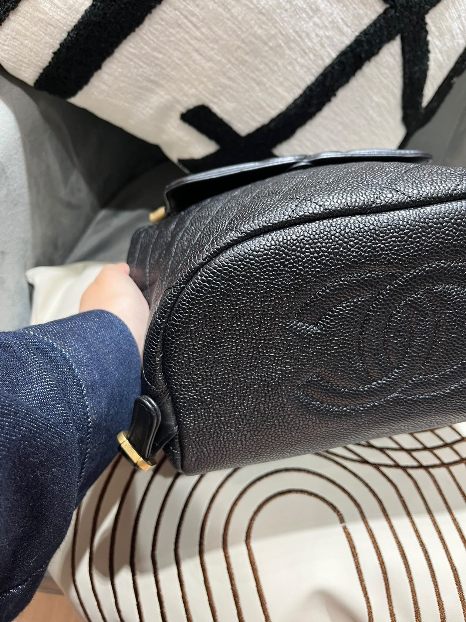 Chanel backpack cc filigree 荔枝牛皮金鏈 100%Authentic ,95%new  ✅card✅塵袋✅box 