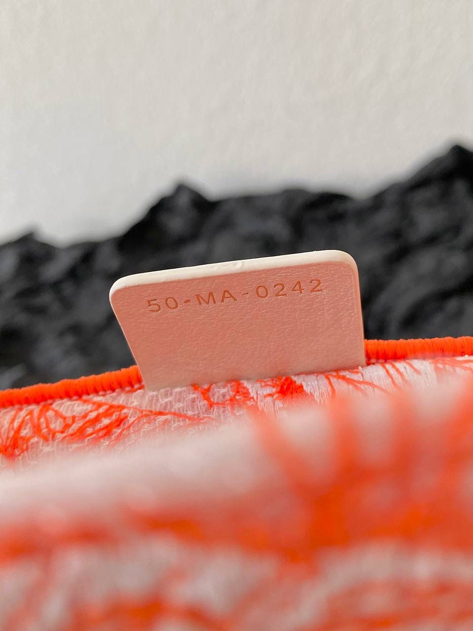 🈶透明橙中号 𝗖𝗗 𝗕𝗼𝗼𝗸 𝘁𝗼𝘁𝗲购物袋"夏日限定" 全新透明帆布材质，轻盈通透的质感🤟🏻 自带清凉属性，是这季的最大亮点 茹伊动物印花与荧光色调的碰撞 怎么会有这么好看的颜色啊 不愧是色彩大师，活力氛围拉满 超醒目的荧光效果和度假气息扑面而来 将优雅融为一体，谁心动了，我不说 刺绣的复杂程度，直接搞疯师傅们 这只购物袋真的要细品，那那都是细节 size：36.5×28×17.5cm