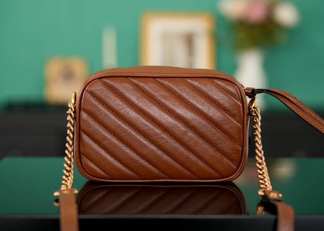 👜🔥Marmont系列绗缝迷你相机包 焦糖色 18cm （原厂皮 全铜五金） 正品售价¥12.000 独家原厂皮发售 限量级别 焦糖色属于大地色系，是黄皮友好色哟！ 自重很轻 链条搭配皮革的肩带不怕溜肩 毫不夸张说 绝对是日常用出场率最高的包 官方款号 448065 尺寸迷你：18x12x6cm 小号：24x13x7cm