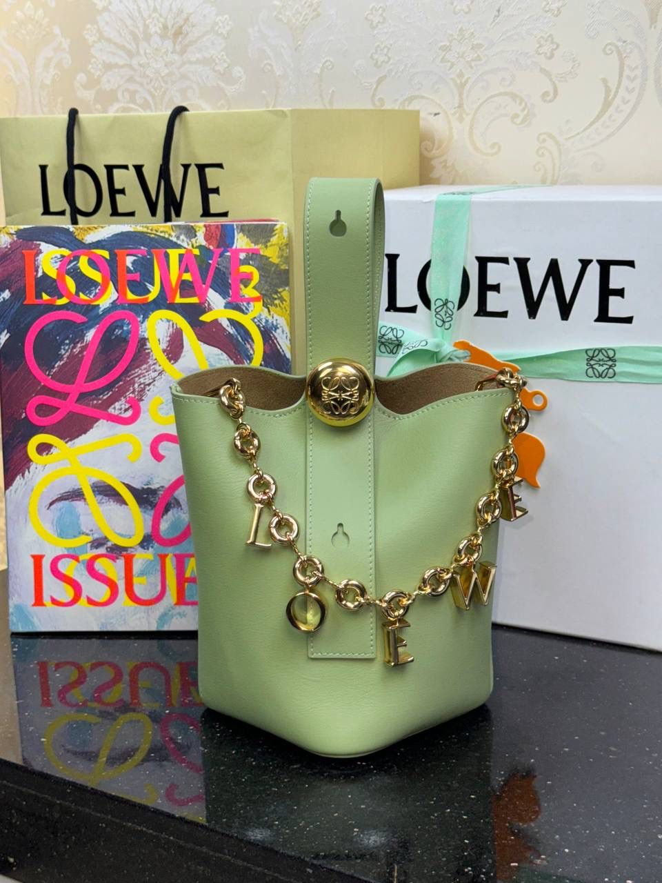 ♥️𝙈𝙞𝙣𝙞 𝙋𝙚𝙗𝙗𝙡𝙚 𝘽𝙪𝙘𝙠𝙚𝙩 ——【浅梨色】 尺寸：𝟏𝟔-𝟏𝟔-𝟗.𝟓𝐜𝐦 编码：062339 🎈标志性Anagram鹅卵石点缀，配以纯粹简约线条以及瞩目设计风格，诠释全新𝙋𝙚𝙗𝙗𝙡𝙚手袋👜 🎈自带一根🉑拆卸🉑调节的肩带，一包多背，多样化风格，秀场大放异彩😀内里容量超大，日常实用性强👌 🎈配全套专柜礼盒🎁，给你满满的仪式感👀