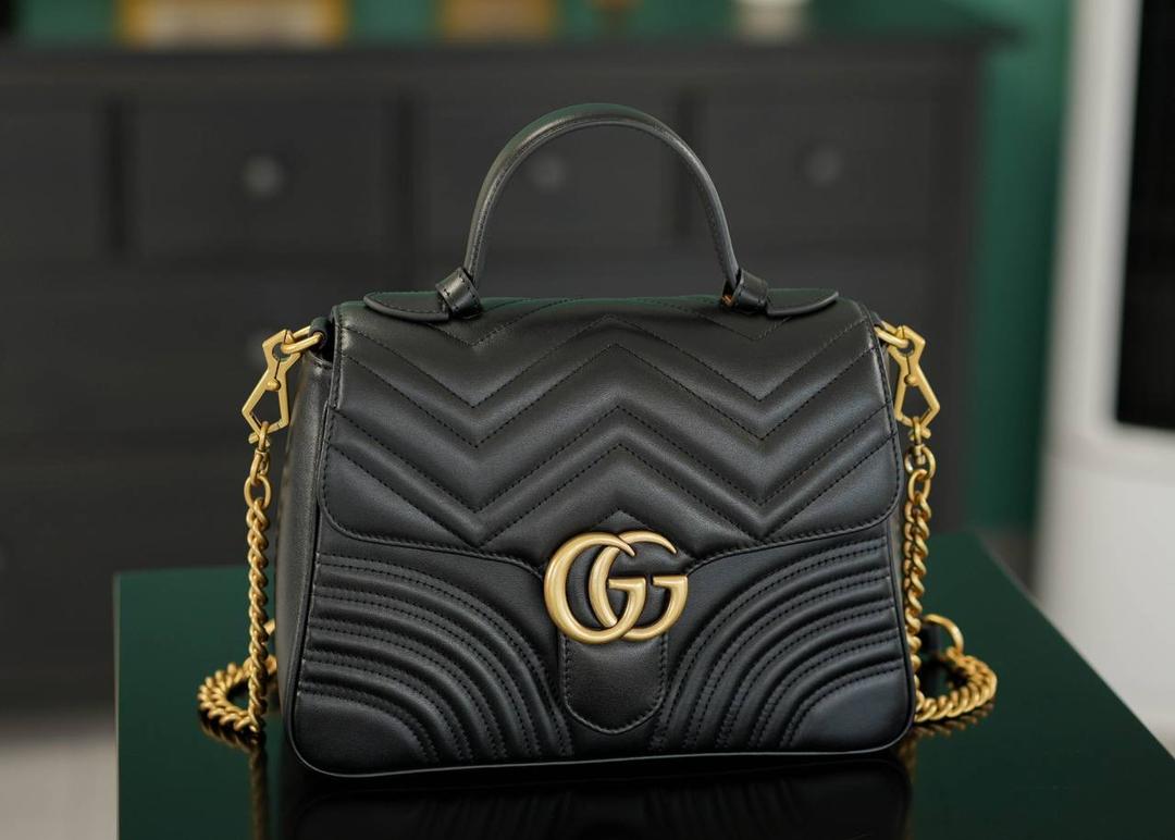 👜🔥Marmont系列绗缝手提包邮差包 黑色 27cm （原厂皮 全铜五金） 正品售价,500 独家原厂皮发售 限量级别 意大利原材料开发，这个大小简直是最完美的尺寸，什么随身携带的东西都可以轻松收纳，能手拎也可以单肩斜挎，自重轻，超级百搭不挑人~好看极了！！！ 官方款号 498110 尺寸大号：27x19x10.5cm 小号：21x15x8cm