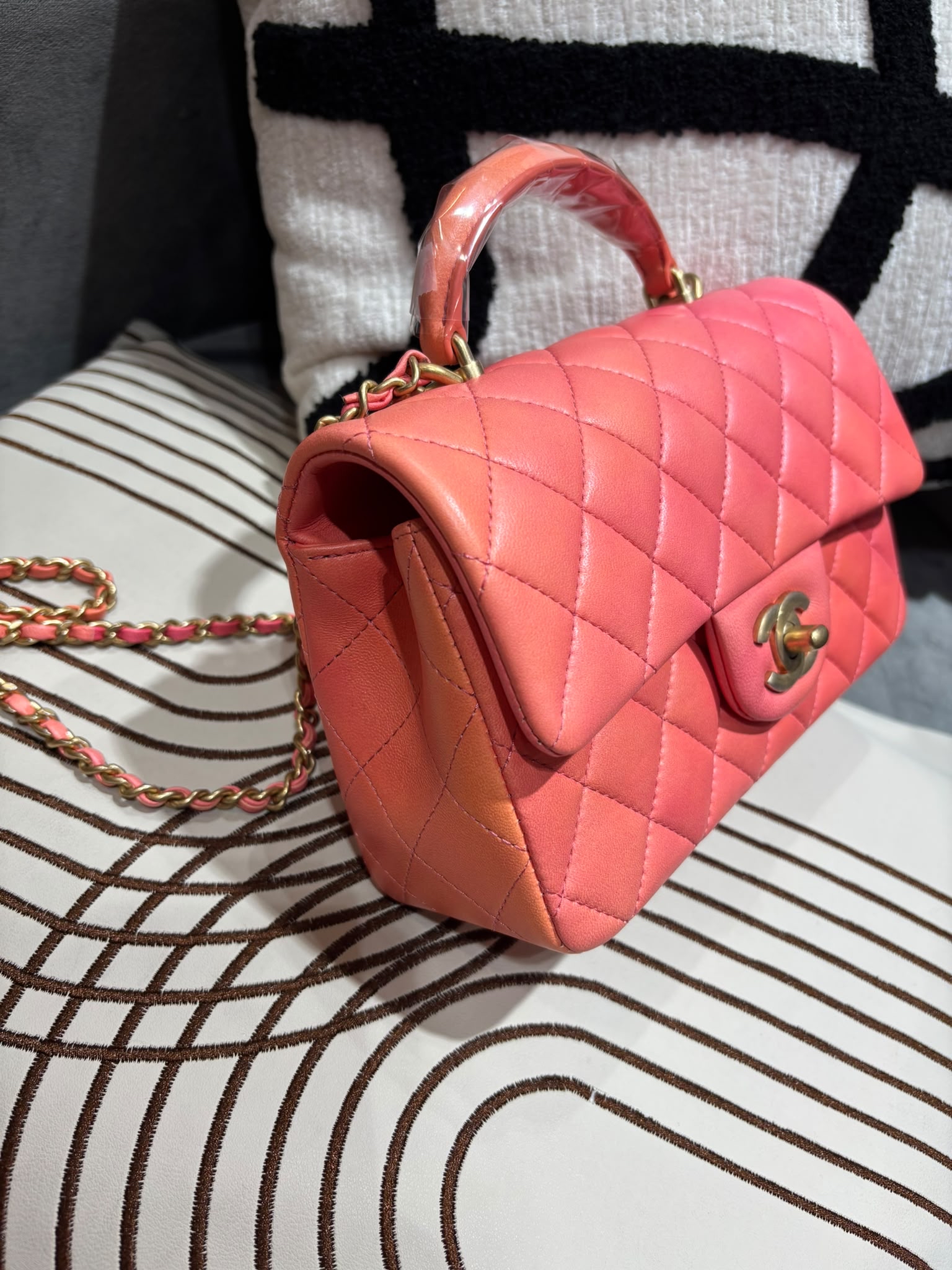 全新 Chanel mini flap bag with Top handle cf20cm 100%Authentic,100% new全新貨品   ✅專門店收據✅晶片✅dust bag✅盒