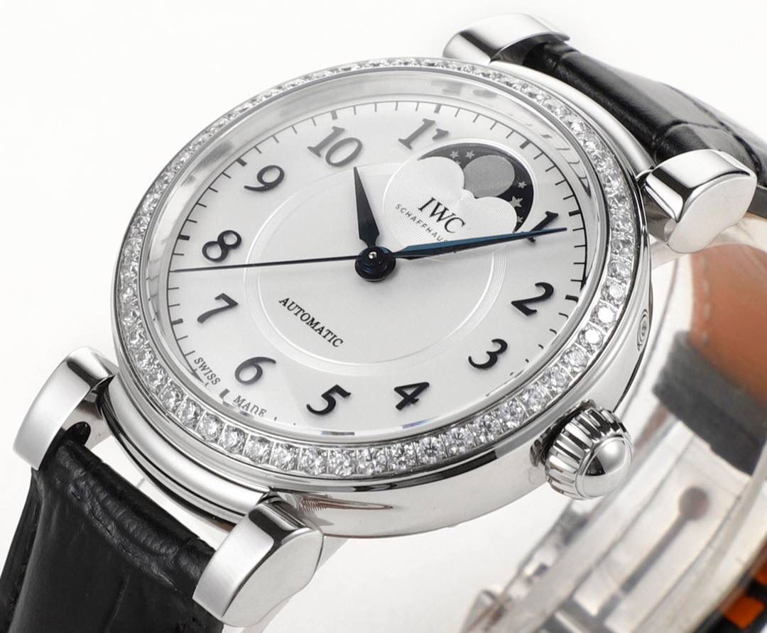 TWC出品 IWC达文西 IW459306 蔚蓝星空，诗意月相，自动月球与印度洋的蓝色水域完美匹配 随着达文西系列以致敬经典的设计回归到大众的视线之中，我们看到了它很多有趣的设计，包括清晰醒目的盘面，现场锋利的剑形指针，当然还有古典的圆拱形表冠，活动式表耳，更加贴合手腕。腕表表底镌刻有“生命之花”，“生命之花”是一个由多重重叠圆环组成的几何造型，是达文西经过深入研究绘制出来的。直径36毫米，自动上链机芯，精钢表壳， 中央秒针附掣停装置，月相盈亏显示，特殊镌刻表底，防水深达30米，动力储备达42小时 ，腕表整体设计得简约大气，且不失细节，很适合成熟优雅女性！