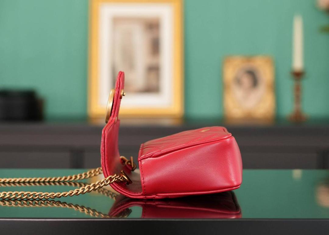 👜Marmont系列肩背包经典款 红色 mini16.5cm💕 （原厂皮 全铜五金） 正品售价,500 GG家的招牌款 原厂牛皮搭配经典的双G扣，复古做旧风格 一只超可爱的小马蒙~喜欢小包入它准没错 官方款号 476433 尺寸小号：21x12x5cm 尺寸迷你：16.5x10x5cm