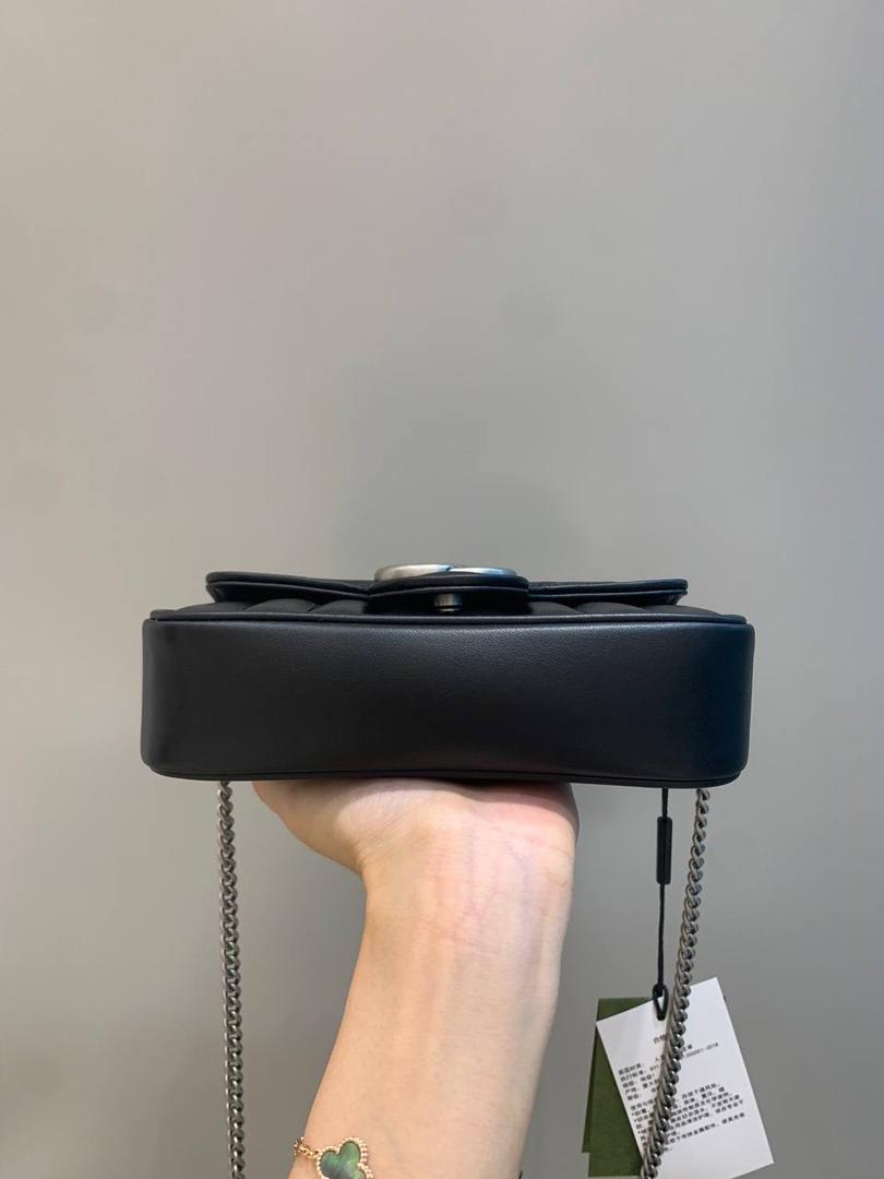 新背景实拍正品级 。几何系列黑色16.5cm‼️ 公认最百搭的黑色，无论什么，黑色都是可以闭眼入不踩雷的颜色，新花样新感觉，搭配银色五金也是绝配，棱格饱满度绝对很加分‼️ 型号476433；尺寸16.5/10/4.5cm