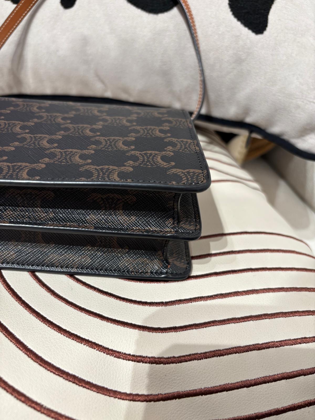 CELINE clutch with strap Triomphe Shoulder bag,100%Authentic, 98%new  ✅防塵袋 