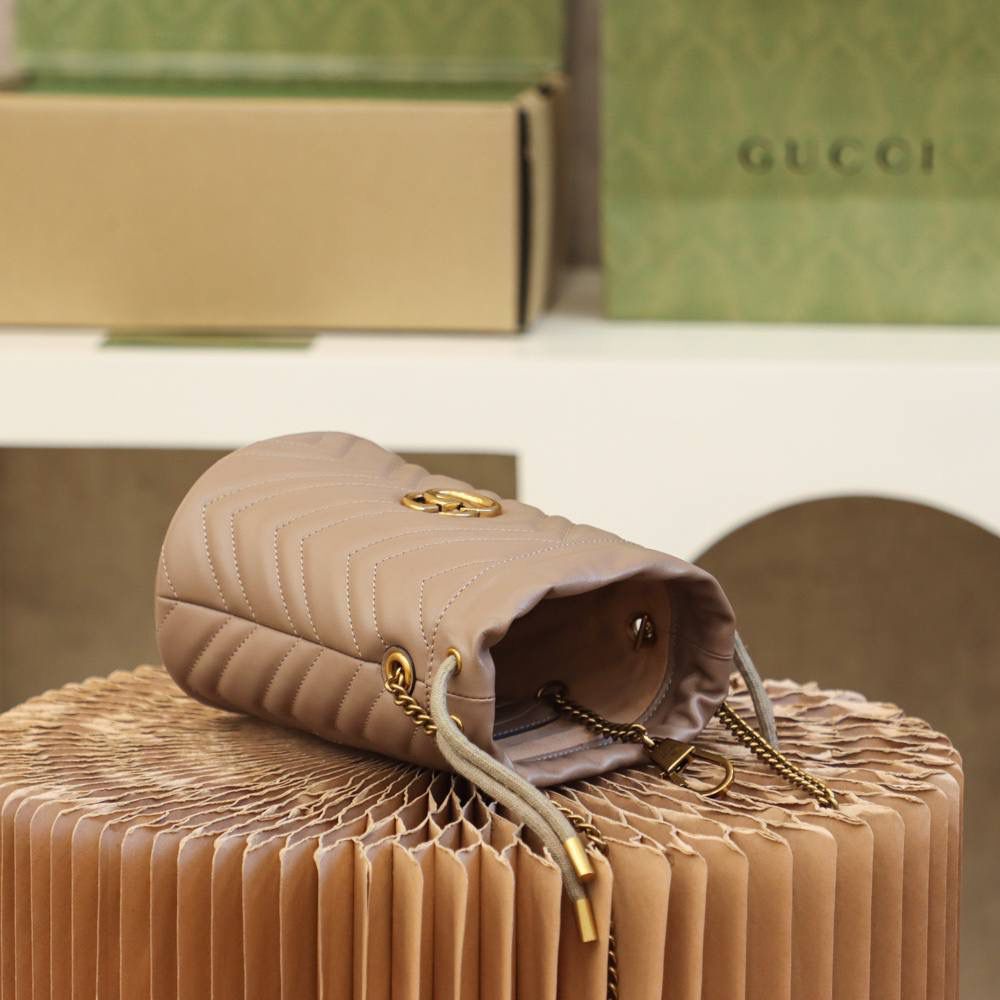 𝐆𝐆 𝐌𝐚𝐫𝐦𝐨𝐧𝐭王牌宠儿#575163#原厂皮 ☑️尺寸：19𝐜𝐦*17𝐜𝐦 𝔾𝔾 𝕄𝕒𝕣𝕞𝕠𝕟𝕥新宠 𝕄𝕚𝕟𝕚水桶系列， 𝐕型设计缝纫🧵整个水桶包的造型， 包身正面以经典的姿态𝐆𝐆标志✅五金呈现， 背面依然是那股可爱少女的味道 爱心设计， 抽绳封口的设计 打造多样化的时尚魅力。 🉑️肩背 🉑️斜挎 都是超级无敌可爱的少女情怀！ 看似小巧可爱 实际日常容纳量非常的🉑️ 内设卡片隔层 更加人性化日常银行卡等…存放！