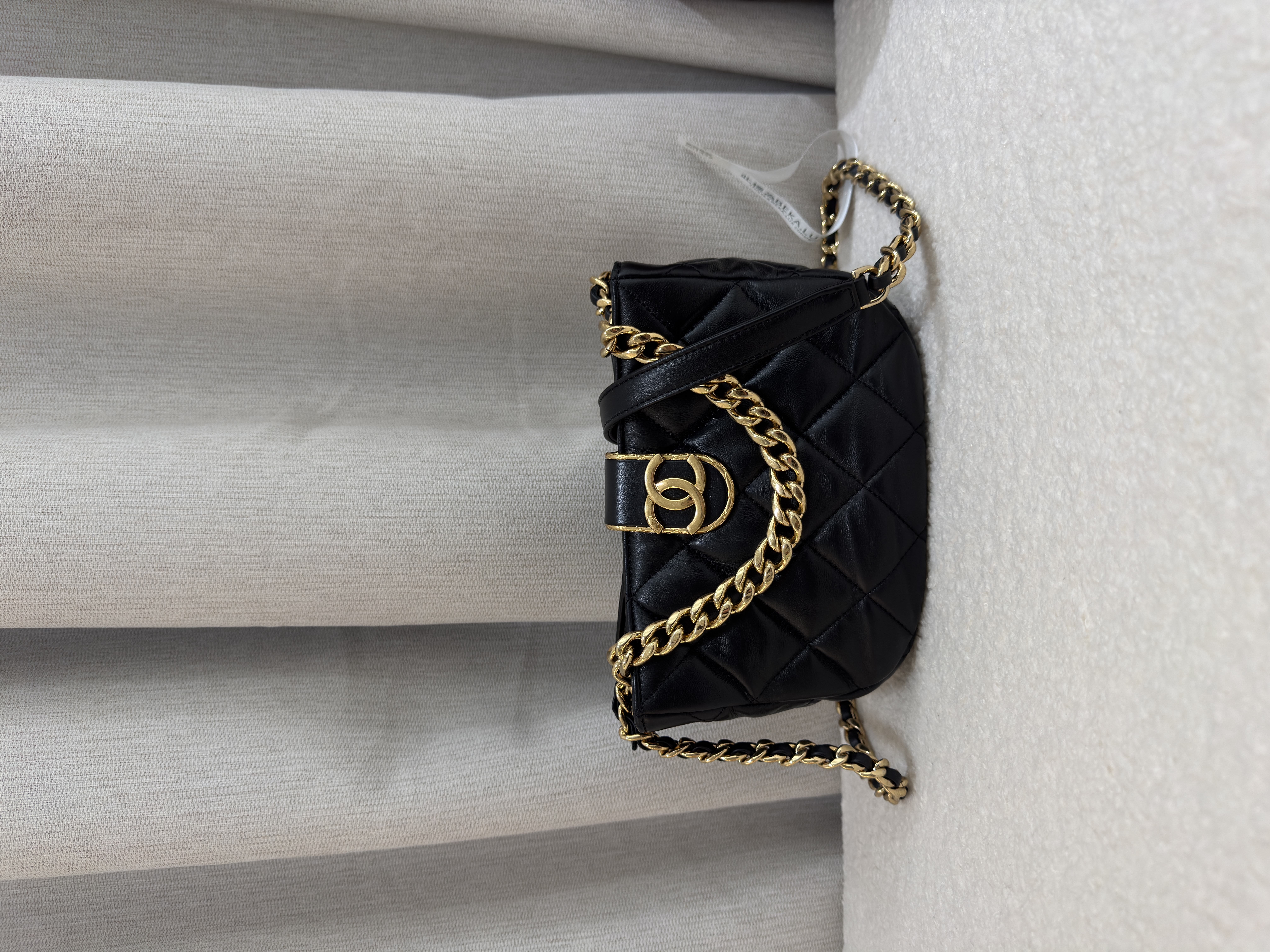 Pre-Owned CHANEL 22B Small Hobo Bag / Product Code : 26021607