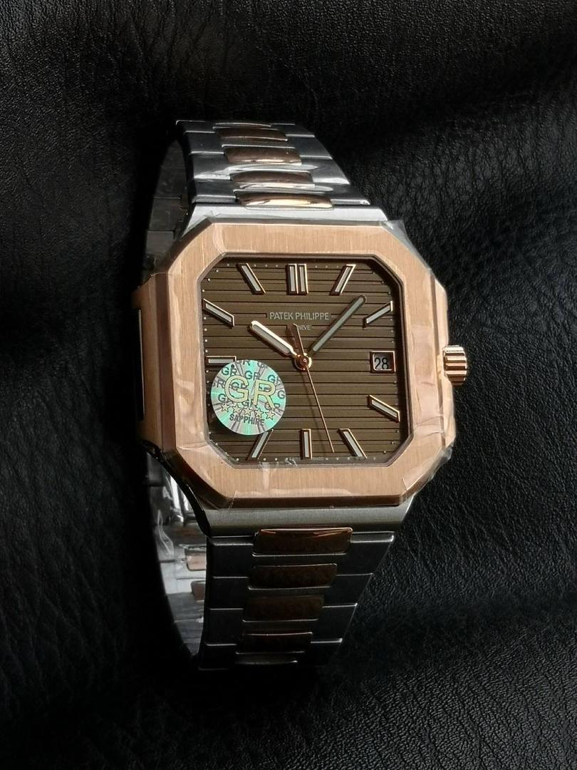 百达翡丽 方形 新系列CUBITUS 5821腕表 亮点特色：1️⃣机芯:搭载定制9015改Cal.26-330 SC一体机，调时不停秒，调时不停秒，摆轮位置均与正品一致，自动上链机芯。2️⃣钢带:316L定制级人体工程学表带，新扣款式。3️⃣表壳:尺寸45毫米厚度仅8.3mm，为表壳对角线长度(即10点位至4点位),因为表壳近似于方形，上下边的宽度会小于这一数值，所以视觉效果并不是很大。 搭配上，5821属于运动风格腕表，日常搭配正装和休闲风格也可以。