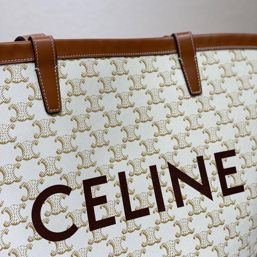 🔥大货实拍图 𝗖𝗘𝗟𝗜𝗡𝗘 ♥ 𝗧𝗥𝗜𝗢𝗠𝗣𝗛𝗘 𝗖𝗔𝗕𝗔𝗦 𝗖𝗢𝗨𝗙𝗙𝗜𝗡 新款米色老花，搭配棕小牛皮和棕色logo，扇形的设计整个包法式随性休闲风情中带一丝优雅💃型号：196262 尺寸：67*30*19cm