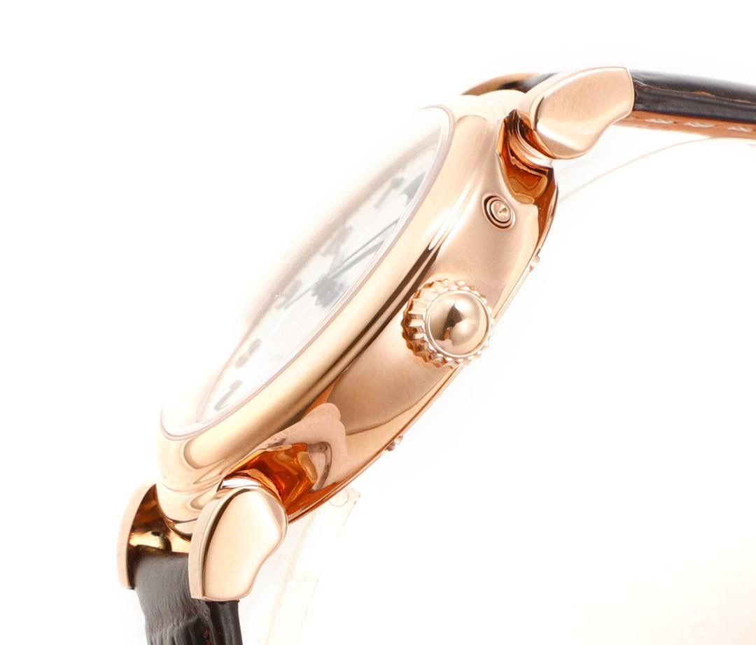 IWC达文西 IW459306 蓝色表盘配月相，好看又有氛围感，蓝色和月相搭配很协调。 这款达文西是复古经典设计，表盘干净清楚，指针是剑形，表冠是圆拱形，表耳可活动，戴着手腕更舒服。 表底刻有“生命之花”图案，是重叠圆环的几何样式。 表径36mm，精钢表壳，自动机械机芯，带中央停秒、月相显示，表底有特殊雕刻。 防水30米，动力储存42小时。 整体简约大方，细节精致，很适合成熟优雅的女生佩戴❤️