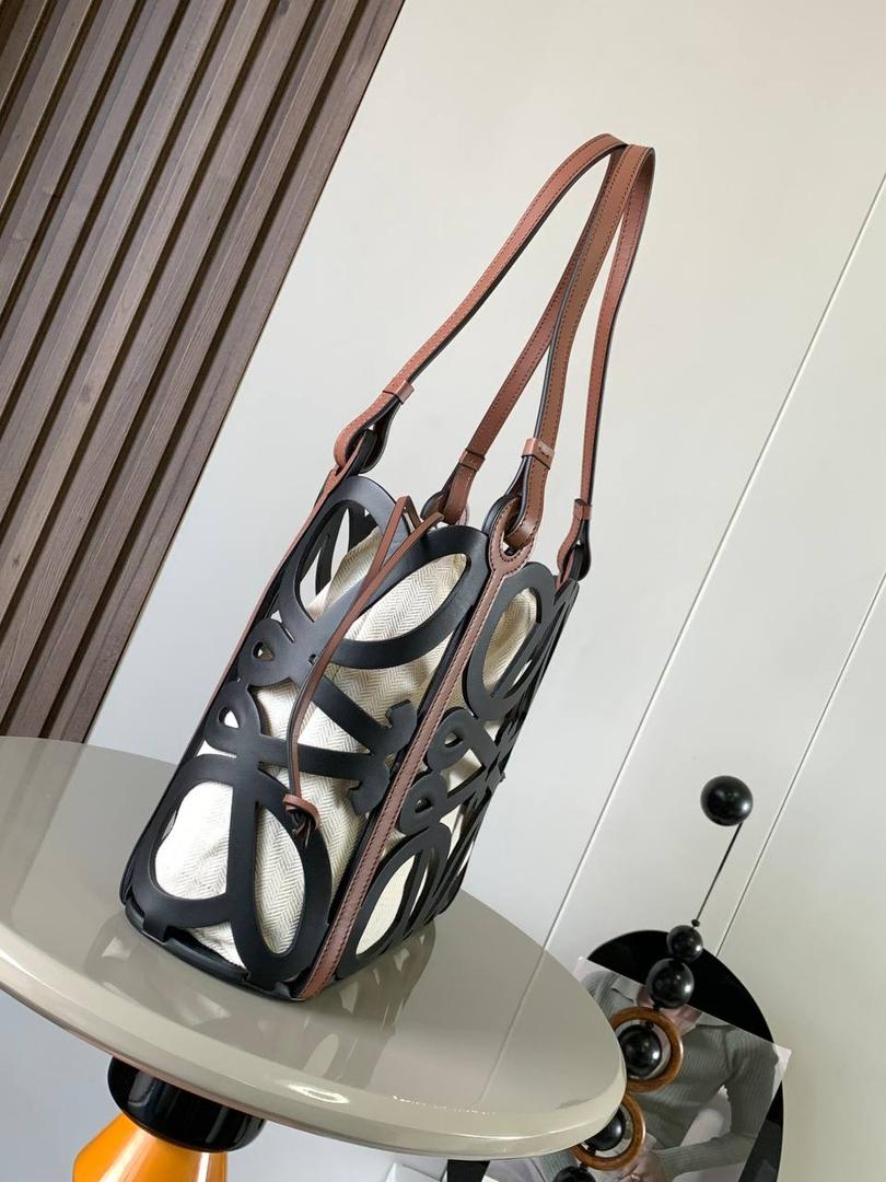 📍小号𝘼𝙣𝙖𝙜𝙧𝙖𝙢 𝙏𝙤𝙩𝙚镂空包 —【黑色到货😍】 编码：652210 尺寸：𝟑𝟐-𝟏𝟐-𝟐𝟓.𝟓𝐜𝐦 ❤️以品牌经典Anagram图案镂空牛皮革制成，搭配牛皮革提手肩带和人字形棉帆布束带内袋。 ❤️可肩背或手提。包包自重轻，容量大，优雅与洒脱，自由切换。