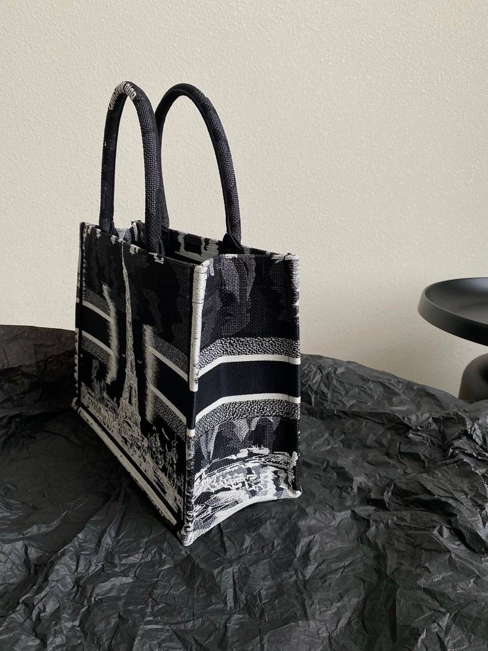 🈶黑色中号 𝗖𝗗 𝗕𝗼𝗼𝗸 𝗧𝗼𝘁𝗲 24夏季"巴黎铁搭" 说实话，近年来花卉系列有点看乏看腻的 请你们一定看看这一只，新的炙热款！！🔥😍 本季主打的Dior与埃菲尔铁搭的浪漫邂逅，惊艳了全网 真真实实绣在整个包上，砖柜超级难抢的！ 黑白色调干净利落，复古又神秘的法式浪漫🖤 那种高定视觉，沦陷了！沦陷了！ 行走的巴黎街头很是时髦，我先冲了！ 36×27×16cm