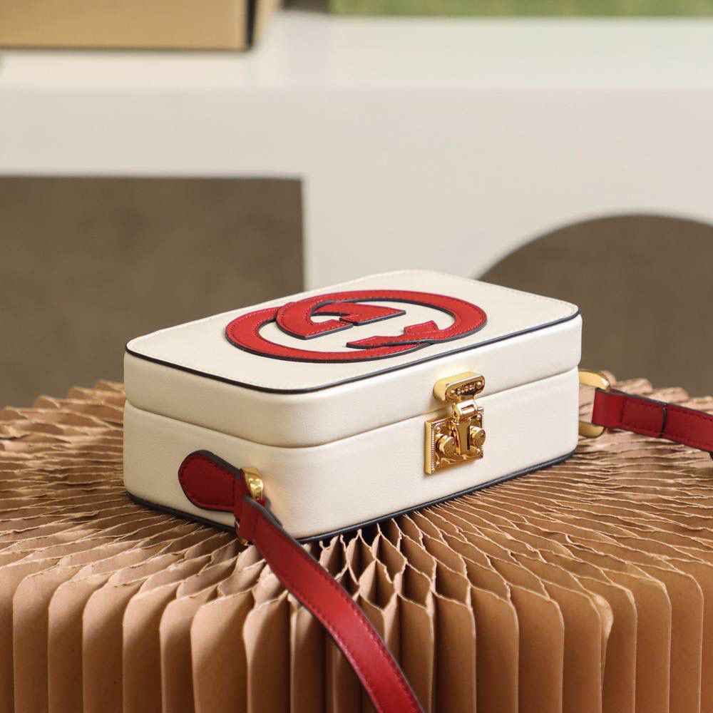 ▪️ 𝙂𝙂盒子包 高级感撞色设计#658230#▪️ ✔️尺寸：17*10*5.5cm 小古新品𝙂𝙂撞色设计盒子包， 这一届的新品太让人眼前一亮了， 撞色的设计搭配盒子包造型， 自带可爱少女气息，竟然附带一丝复古元素！ 盒子包造型搭配经典的𝙋𝙖𝙙𝙡𝙤𝙘𝙠系列锁扣， 可爱的元素搭配经典的搭配融合得恰好！🌈 爱了，双𝙂增添了当代时尚格调！