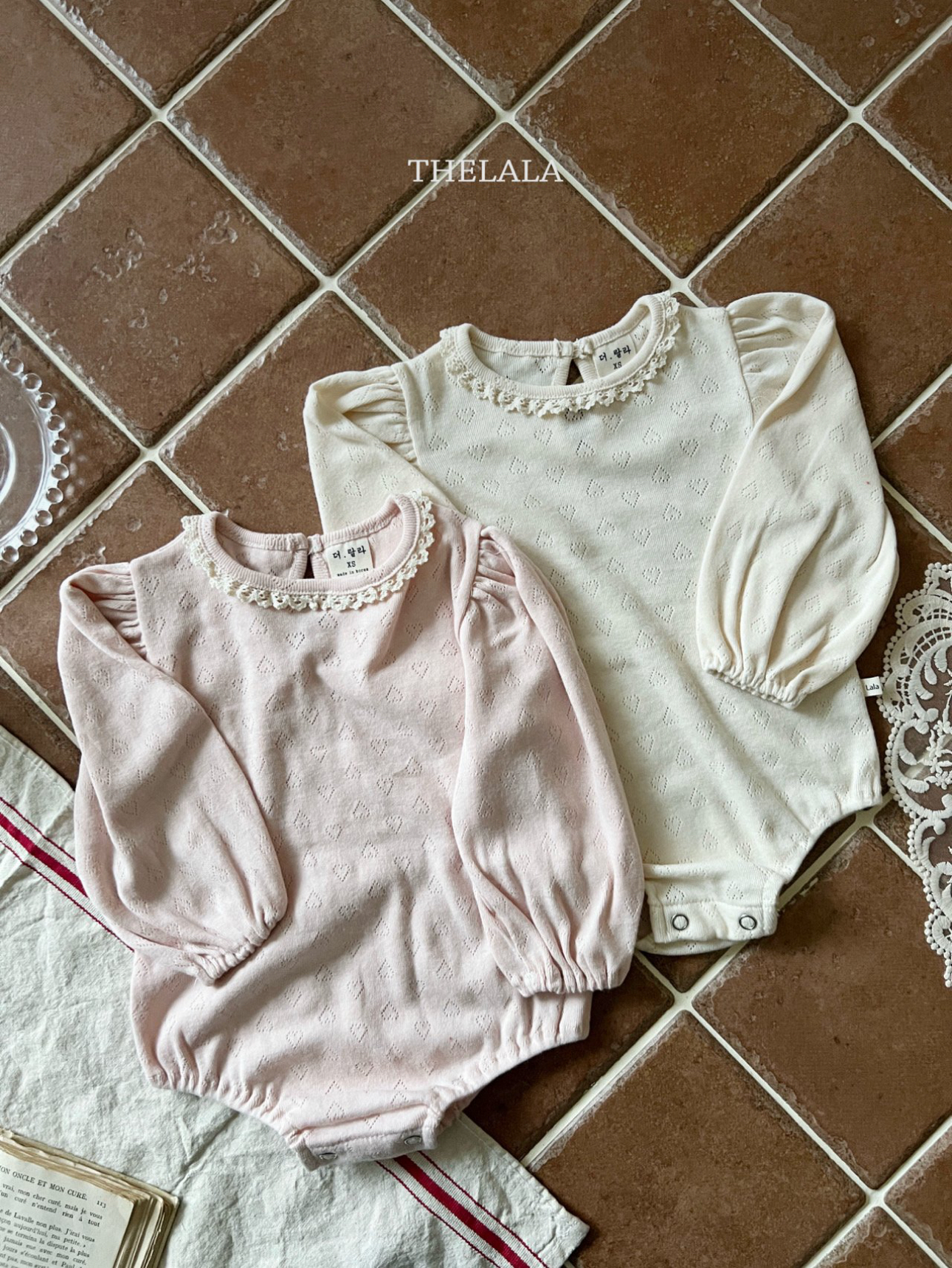 🌸預訂 韓國直送🌸🇰🇷THELALA兩色蕾絲心心通花長袖包屁衣