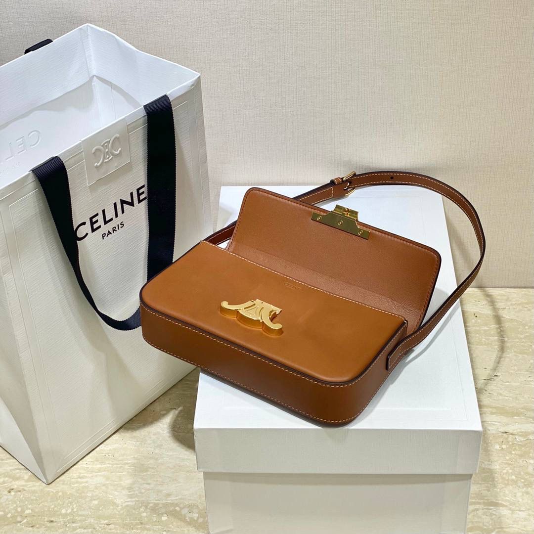 🔥大货实拍图 𝗖𝗘𝗟𝗜𝗡𝗘 ♥ 𝗧𝗥𝗜𝗢𝗠𝗣𝗛𝗘 𝗦𝗛𝗢𝗨𝗟𝗗𝗘𝗥 𝗕𝗔𝗚 感觉这两年𝐂𝐞𝐥𝐢𝐧𝐞是不是打开了任督二脉！出的包是越来越绝了！新款凯旋门腋下包简直惊喜爆棚！确认过眼神是我想要的包！必须要拥有的那种❗️型号：194143 尺寸：20*10*4cm