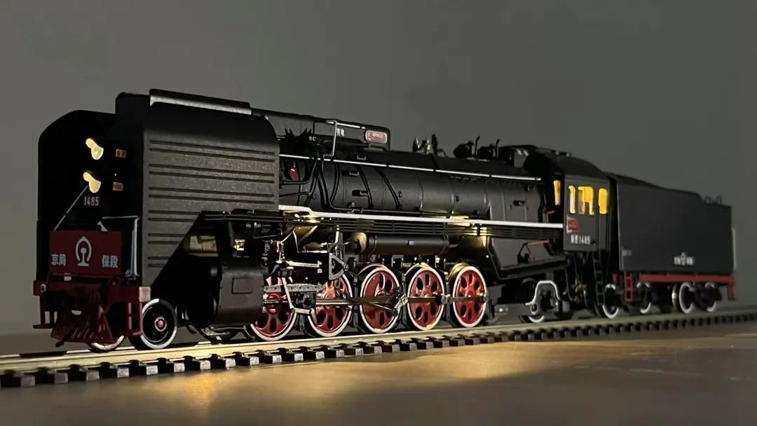  Chinese prototype dynamic smoking steam locomotive - QJ
