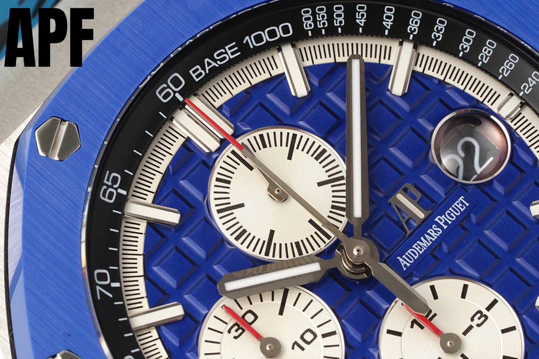 全新升级“夏日爆款”爱彼皇家橡树离岸型26470系列42Mm腕表 秒杀市面上所有版本“封顶之作 杜绝一眼假”在原有的基础上 潜心研发 突破壁垒 “打破原装封锁技术，同步原装独家计时码表款可松动头粒”使上手最大程度贴合手腕，大大提高了佩戴的舒适 同时也杜绝一眼假的尴尬处境。APF厂真正做到从每一个喜欢手⌚️的表友角度考虑 1. 表壳与圈口的选料，使用进口的氧化锆，无需任何颜料，以超高的压力与超高的温度锻造，形成超高密度的彩色陶瓷 2.采用最新CNC级别的打磨技术，将整个表壳的个个角度完美处理，3.每颗六角螺丝都与表框处于同一平面上，不接受一丝一毫的凸显与凹陷，真正诠释了何为顶级复刻艺术 4.表盘以爱彼经典的大格纹为背景，层次分明的方格排列，经过完美打磨，将匠人的工艺体现的淋漓尽致 5.镜面采用双面蓝宝石镜片，天然橡胶皮带，6.机芯采用原装3126的计时机芯，十二位的小秒，6点钟位和九点位的12小时计时与30分钟计时，完美的还原了原版的所有功能，每块手表APF厂都经过人工QC确保机芯的稳定性，真正做到无可挑剔欢迎各位 表友鉴赏🔥‼️