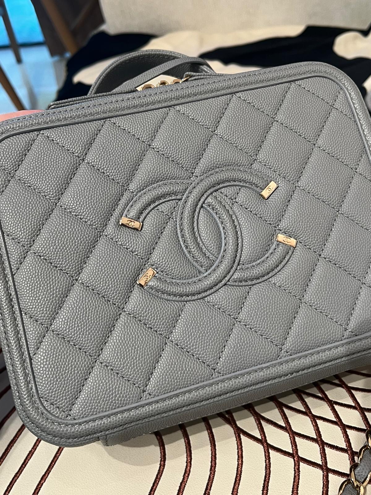 Chanel CC Filigree Medium Light Grey 100%Authentic, 95%New ✅Card ✅Dust bag