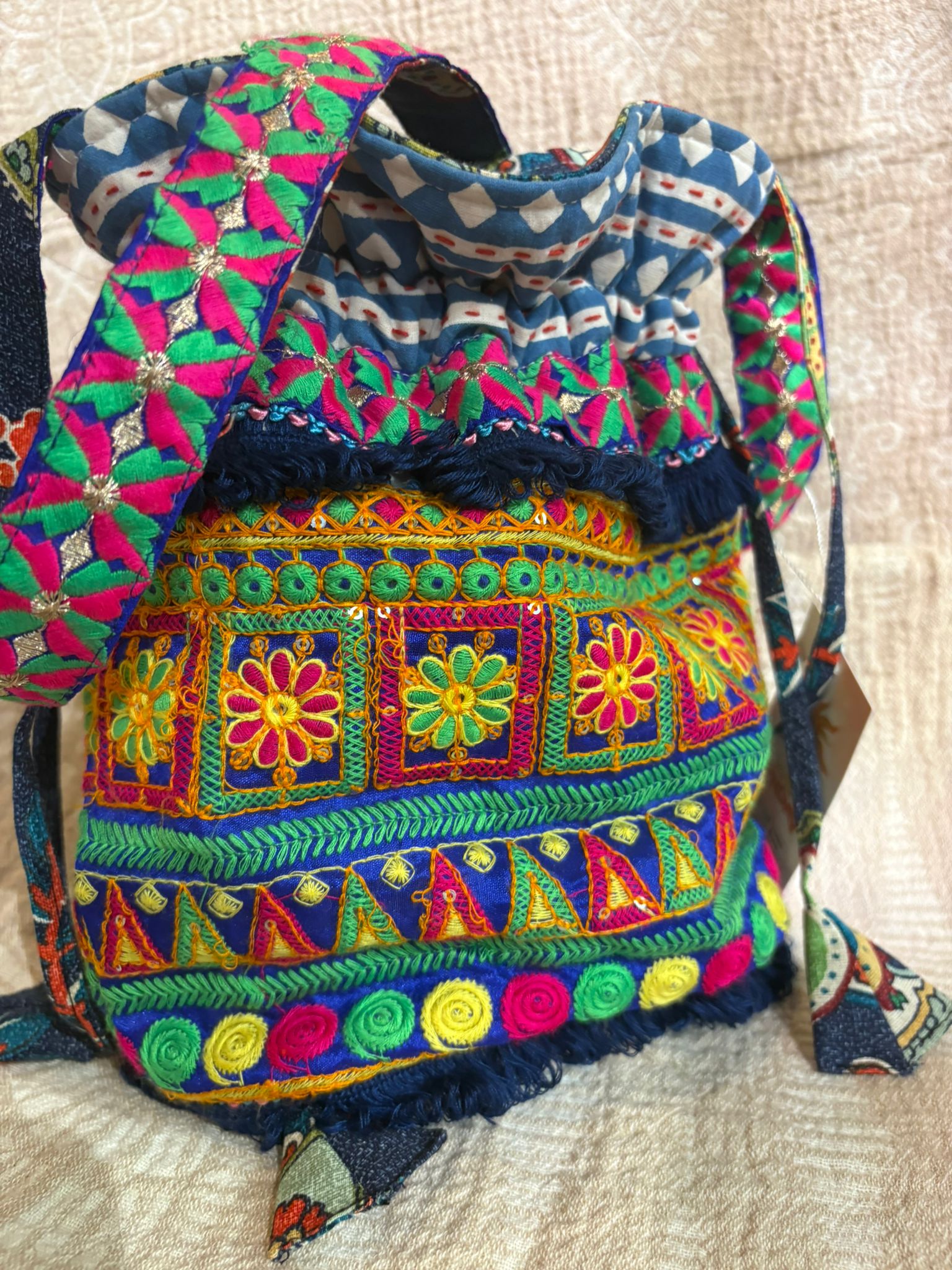 泰國-Mitra Collection - 併布藍色刺繡花水桶包