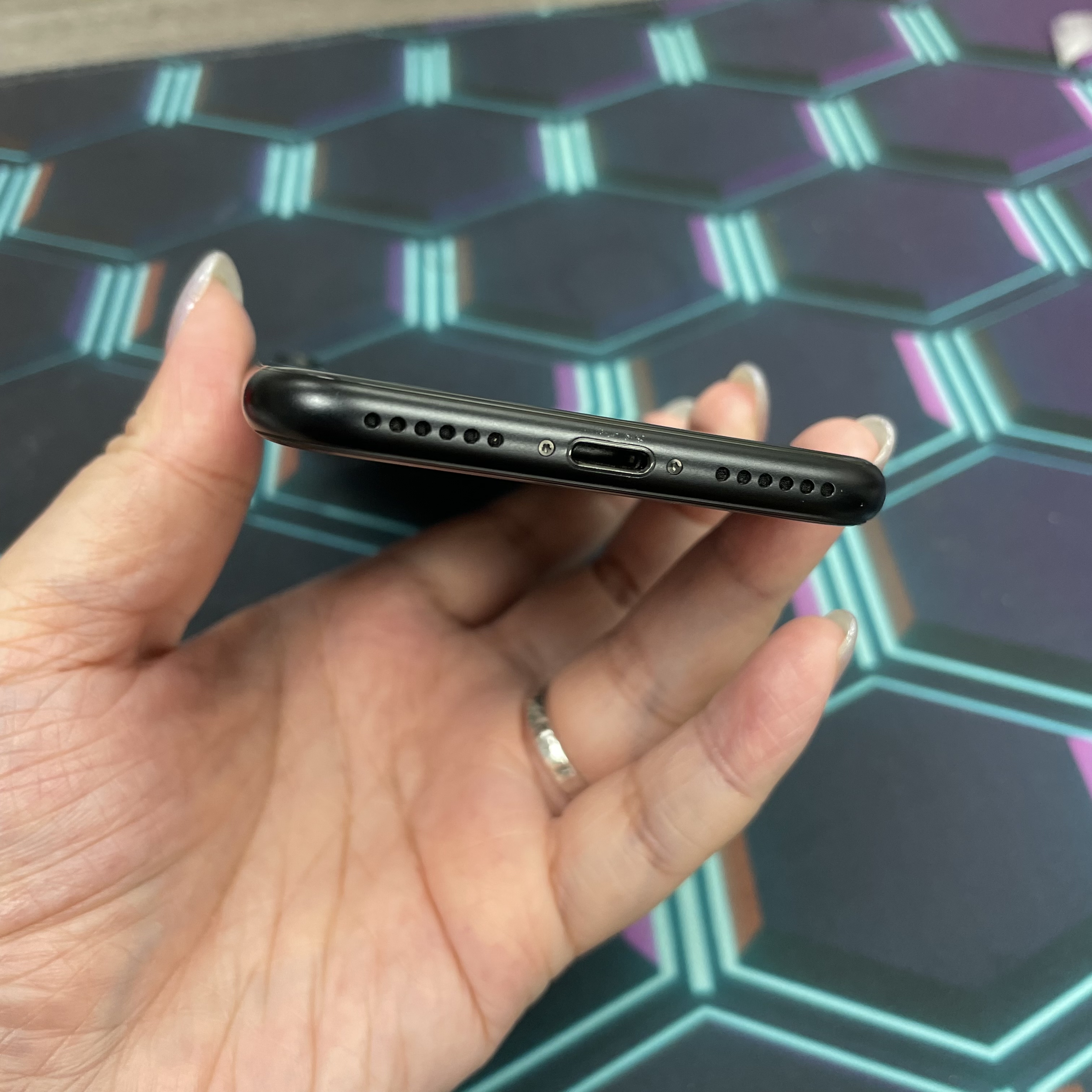 *7024 SE 2 勁靚機 128GB 電74 黑色 black