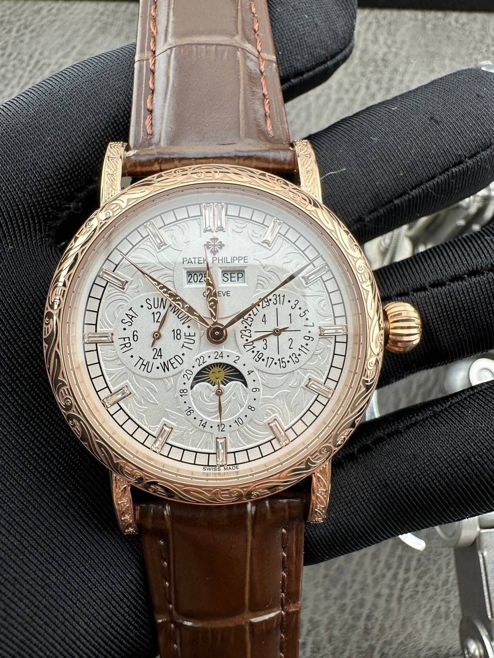 【铁划银钩 苍劲有力】高颜值新品墙裂推荐 精湛的工艺！ 年度最佳典藏之作——百达.翡丽古典超级复杂多功能 万年历功能腕表 团队历时两年多精心设计，不计成本，敢为人先，力求完美，克服重重难关，突破多层技术瓶颈，机芯型号为CH 29-535 升级版，质量稳定！ 【表带】经典意大利小牛皮表带，纹路清晰，质感好。搭配圈市面最顶级的百达翡丽灯笼表扣，通用原装无压力。 优雅的Calatrava雕花表壳极具个性，42毫米的表径适配大众男性手寸，非常商务可亦休闲。