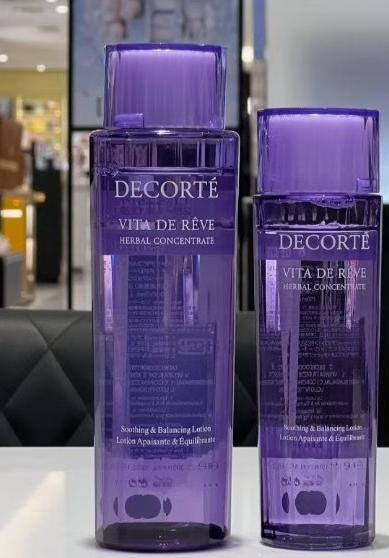 Capsule Serum 膠囊爆水精華/30 ml 💛維他命C 🧡蝦紅素 💛 【維他命C 膠囊精華】 ✔ 主打：毛孔、暗沉、粗糙、膚色不均 ✔ 成分特色： 生維他命C × 4種維他命C誘導體 添加玻尿酸、3種神經醯胺、CICA、膠原蛋白 ✔ 功效關鍵：提亮膚色、緊緻毛孔、改善膚觸、養出透亮素顏肌 🧡 【蝦紅素 膠囊精華】 ✔ 主打：抗老彈力、細紋、乾燥緊繃 ✔ 成分特色： 天然來源蝦紅素 × 維他命C誘導體 加入玻尿酸、CICA、膠原蛋白、神經醯胺等保濕成分 ✔ 功效關鍵：抗老撫紋、提升彈性、保濕鎖水、修護乾荒