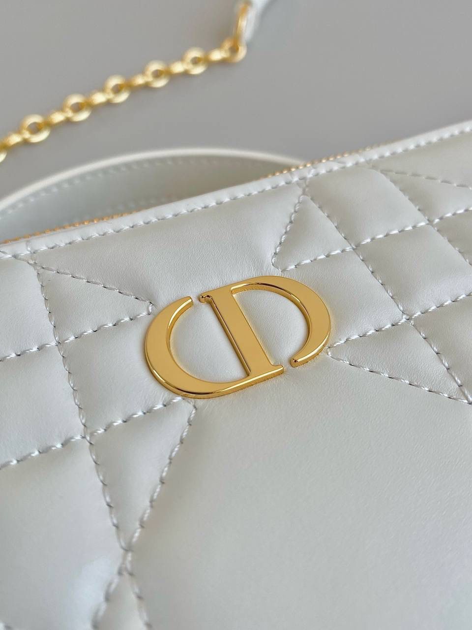 🈶白金 𝗗𝗶𝗼𝗿 𝗰𝗮𝗿𝗼手提相机包，全皮款 推荐给所有小包爱好者，超级呆萌 方方正正的箱形，软糯糯的小牛皮 简单不花哨，可拆卸肩带➕手提带两用 手提真的非常非常好看，多了丝小女人的娇羞感 高级又不失复古，冬天配大衣绝了 18×5×13cm，#7301m