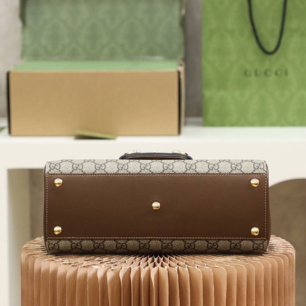 𝐇𝐨𝐫𝐬𝐞𝐛𝐢𝐭 𝟏𝟗𝟗𝟓中号系列 #702049#原厂皮 YY ▪️尺寸中号：29*20*13cm▪️ 尺寸小号：22*16*10.5cm 销冠马衔扣家族又迎来了一个宝藏单品， 传承了𝑯𝒐𝒓𝒔𝒆𝒃𝒊𝒕系列的复古气息， 马衔扣盖头设计，梯形包型显得非常耐看， 双肩带设计搭配隔层内里，凹造型与实用性都可满足于日常，必入款出街被围观的高颜值，搭配复古马衔扣元素，重塑复古与时尚的完美融合视觉冲击！✨