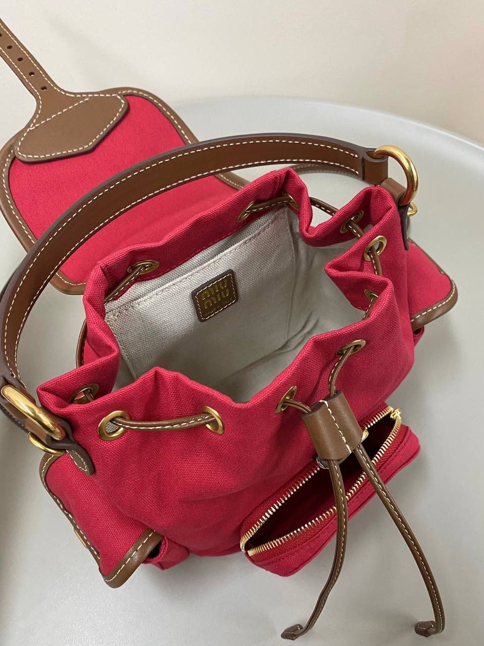 🈶帆布红，小号 𝐌𝐢𝐮𝐌𝐢𝐮 双肩包 喔噻！缪缪终于出双肩包了！ 超级经典的款，配色也是无敌了 多个口袋设计非常复古学院风，青春洋溢！ 五金质感超绝，带有微微做旧的复古磨砂感 这种材质耐用度极高 帆布版俩个颜色都好看！正红色，越看越爱是最最最推荐的 ！ 总的来说夏天就是要拿个亮色的出游 轻便实用 小号：18×22×11.5cm #F0060m 大号：25x29x12.5cm