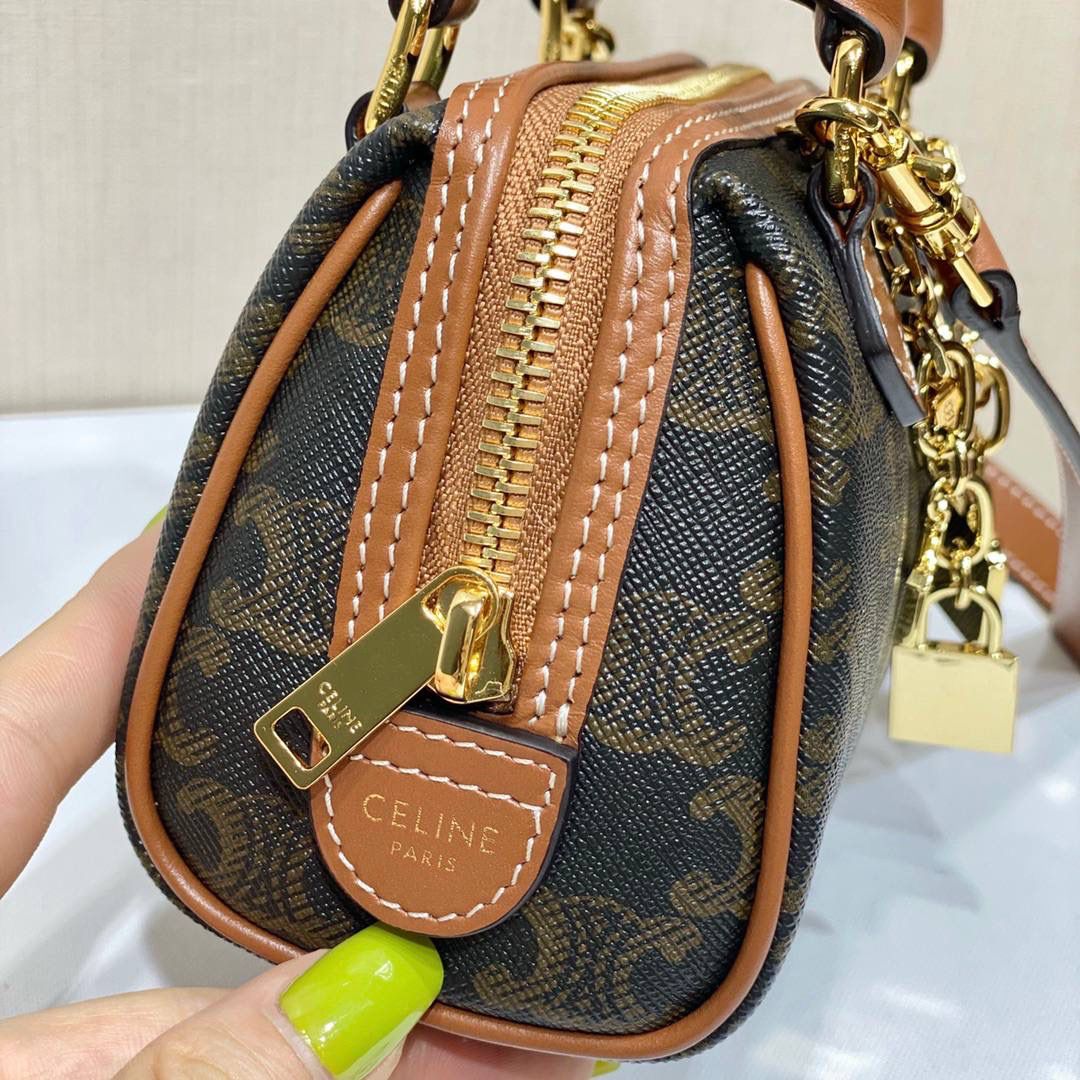 🔥大货实拍图 𝗖𝗘𝗟𝗜𝗡𝗘 ♥ 𝗧𝗥𝗜𝗢𝗠𝗣𝗛𝗘 𝗖𝗔𝗡𝗩𝗔𝗦 迷你波士顿，可爱炸💥除了可爱就是太可爱了🤣～ 型号：195112 尺寸14*9.5*8cm