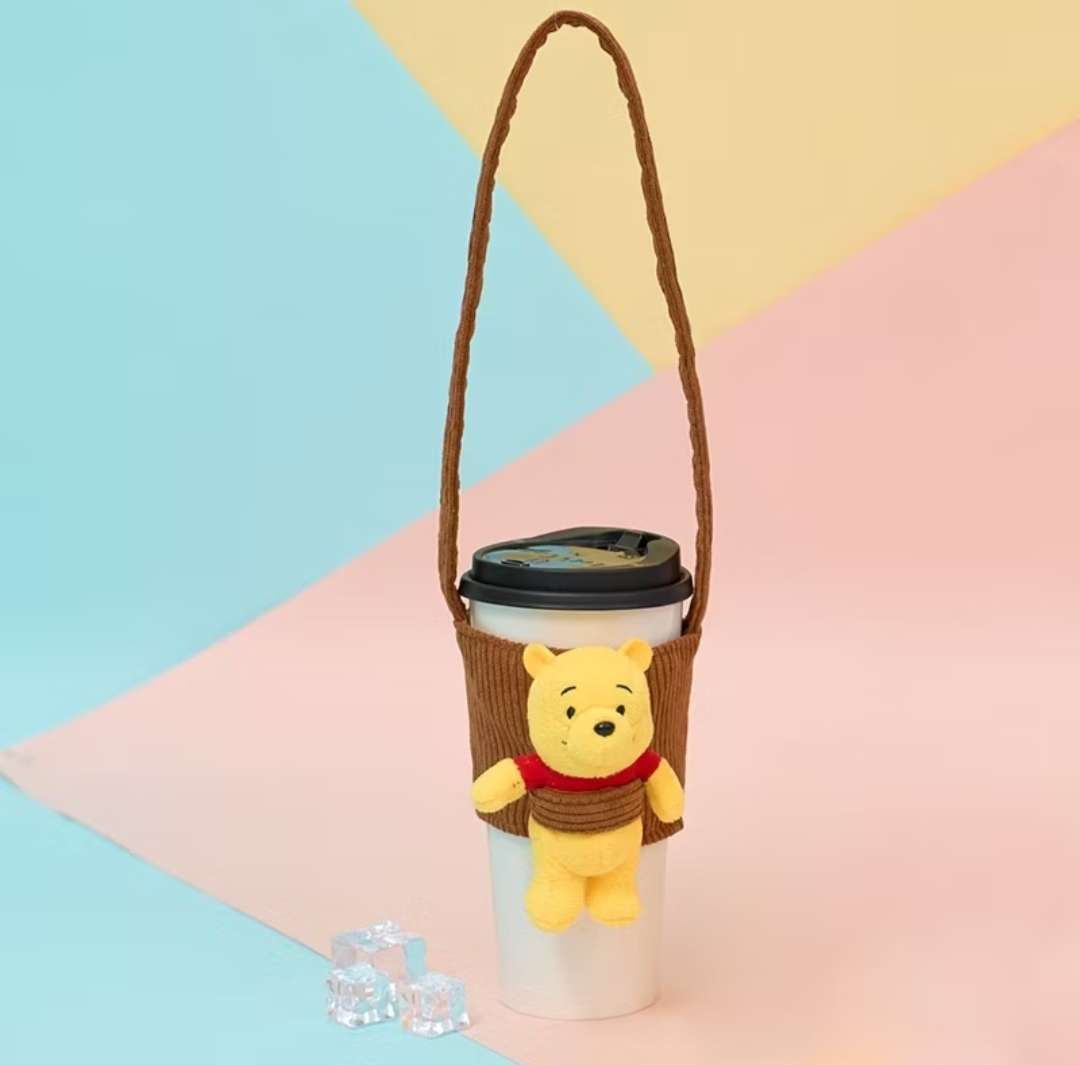 💜正版授權 Disney公仔飲品杯套 Disney飲品杯套 迪士尼飲品杯套 迪士尼公仔飲品杯套 史迪仔公仔飲品杯套 史迪仔飲品杯套 stitch飲品杯套 小熊維尼飲品杯套 Winniethepooh飲品杯套 三眼仔飲品杯套 alien飲品杯套 史迪仔 stitch 小熊維尼 Winniethepooh 米奇 Mickey 米奇飲品杯套 Mickey飲品杯套 😃需訂預計2星期到貨💜