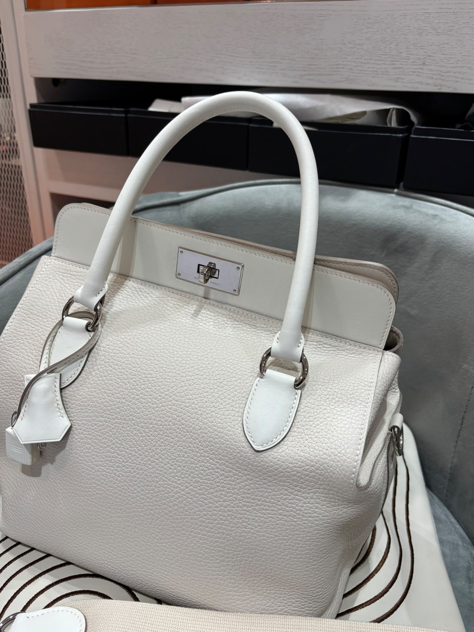 Hermes Toolbox 26 Stamp T 奶昔白 100%Authentic, 98%New ✅Key Lock ✅Strap ✅Dust bag